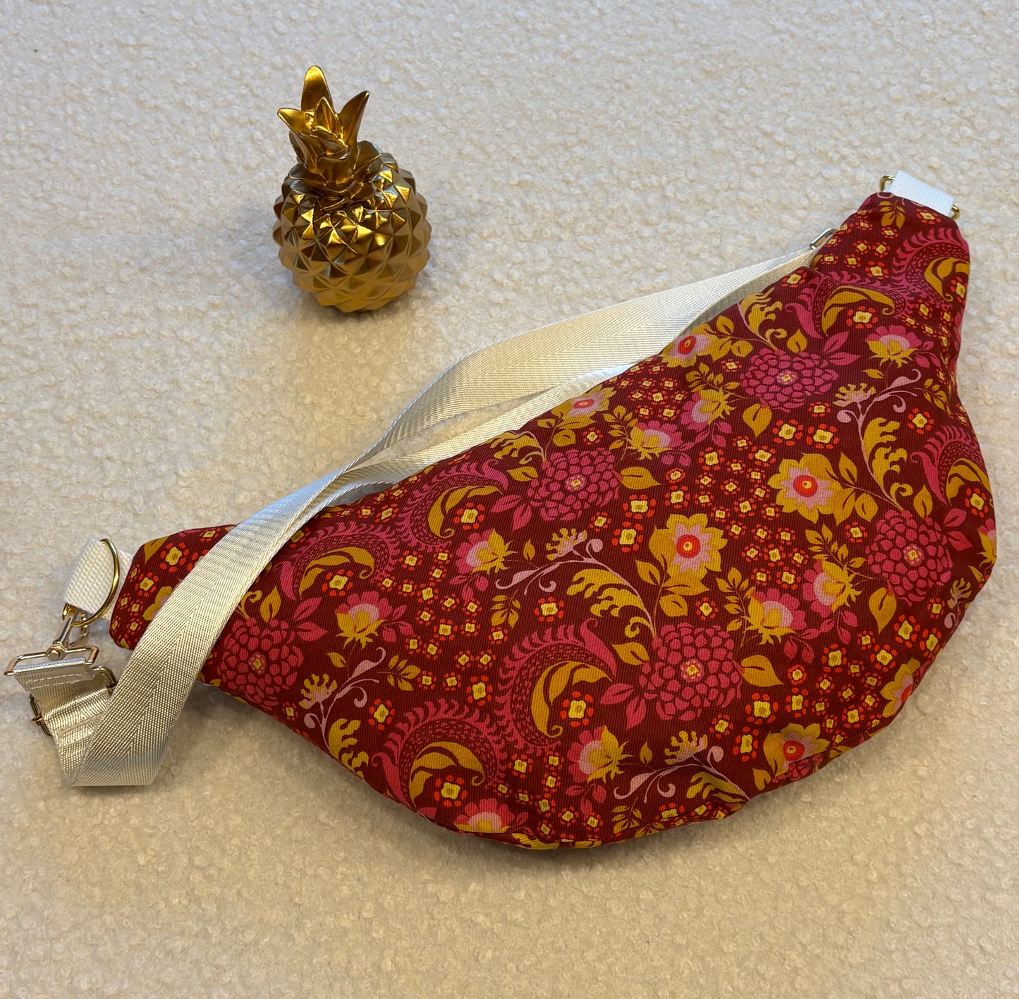 Sac banane XXL fleuri rouge orangé capot velour cotelé (fine côte) écru sangle unie écru
