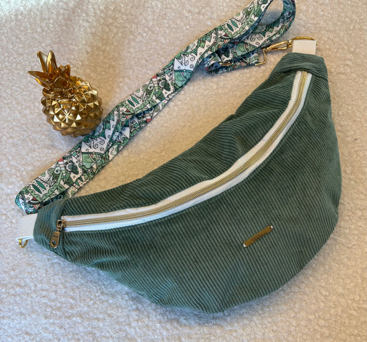 Sac banane XXL velour côtelé (fine côte) vert d'eau sangle verte/blanche