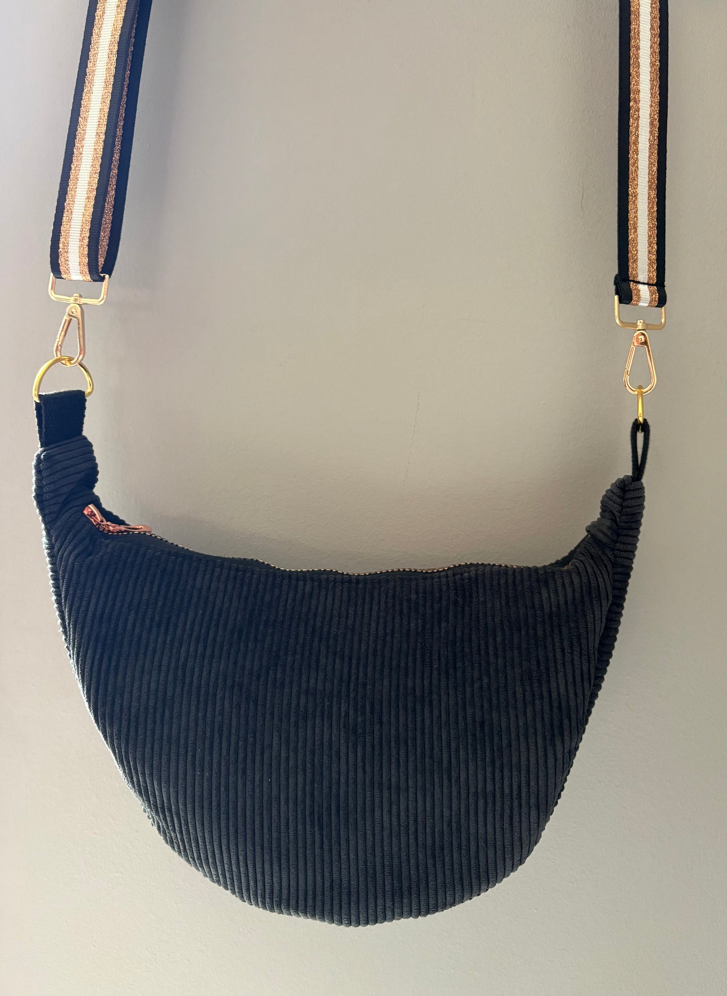 Sac demi-lune velour côtelé noir sangle noire/dorée