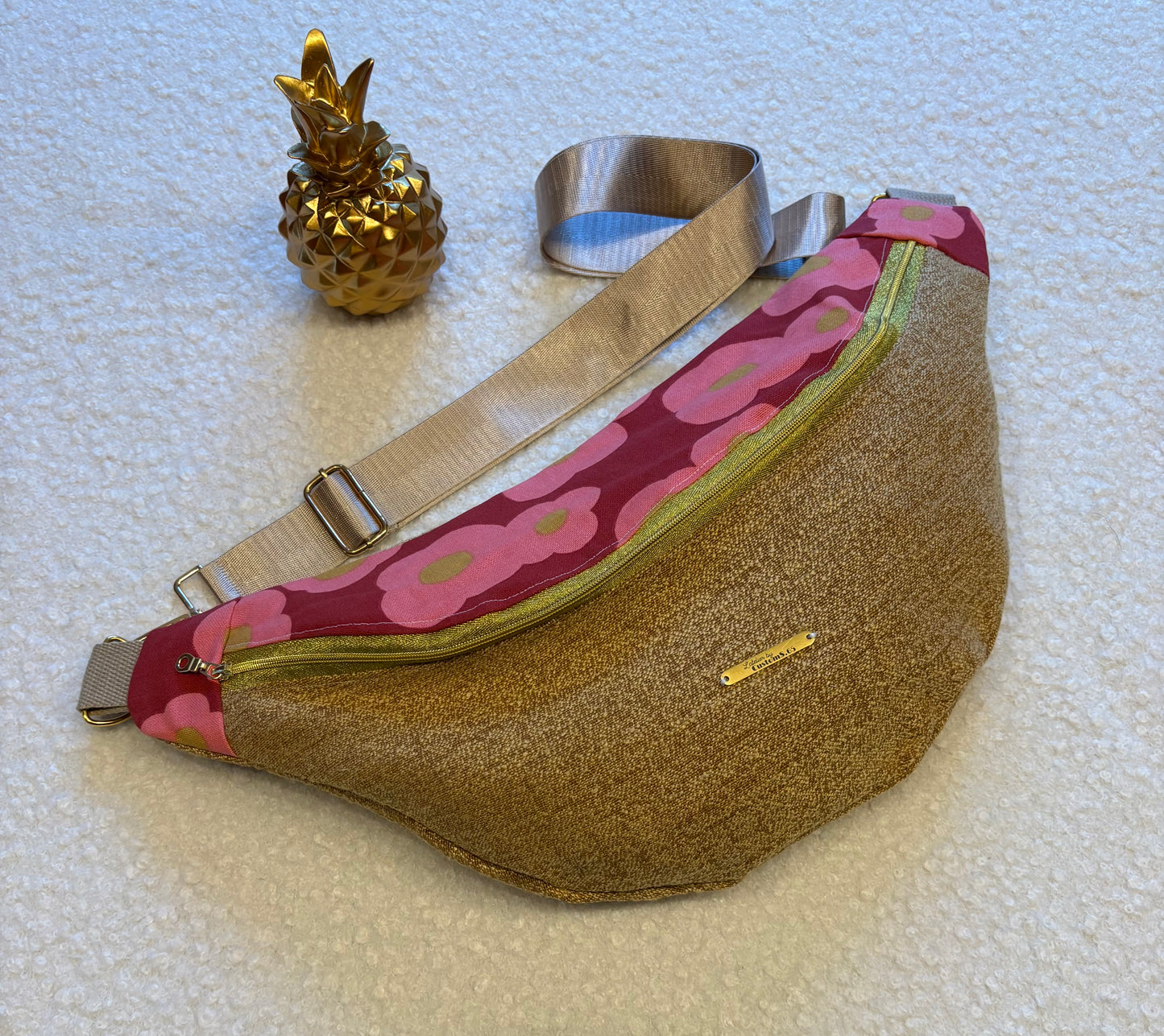 Sac banane XXL toile jaune or capot fleuri rouge sangle dorée