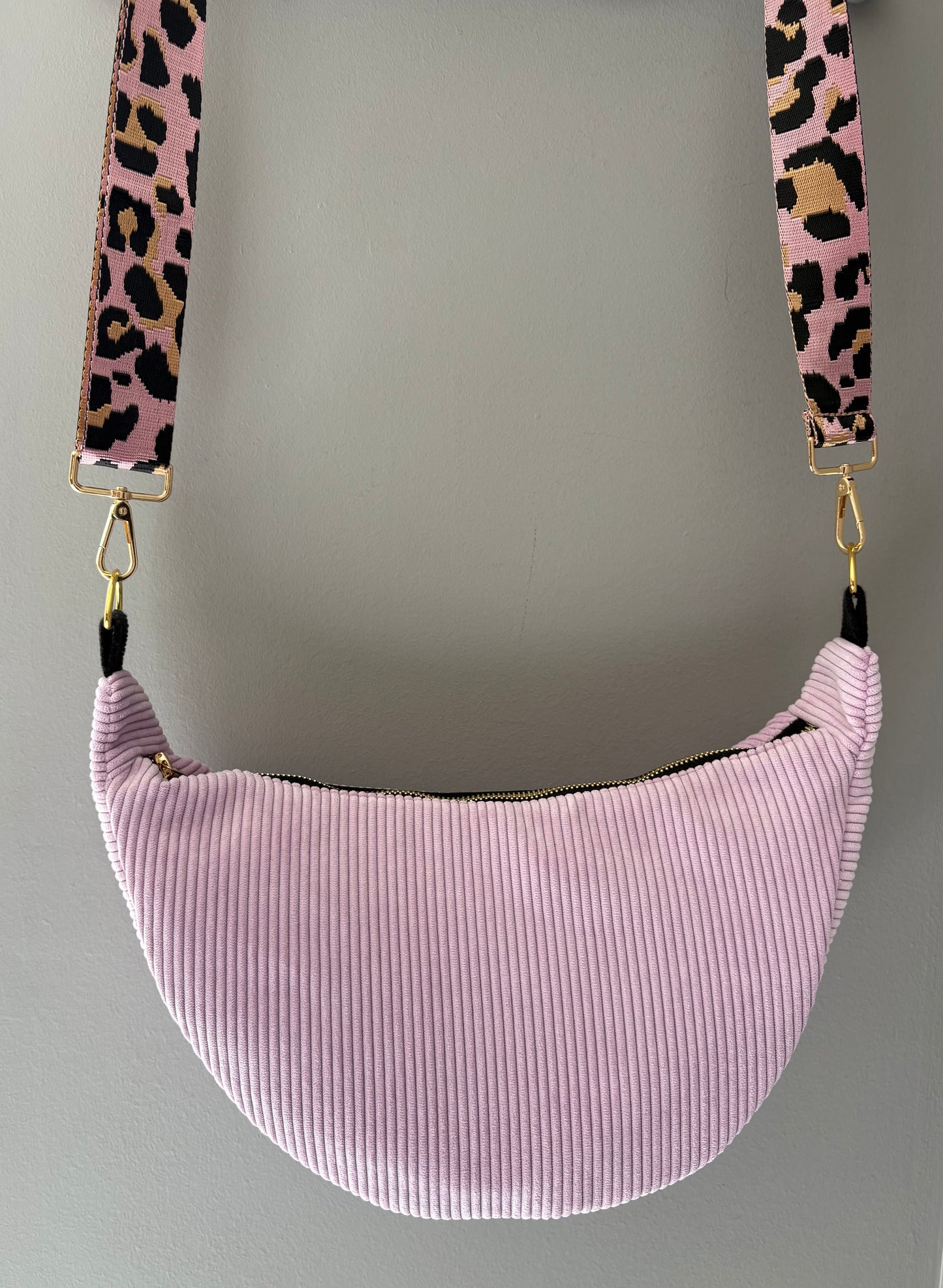 Sac demi-lune velour côtelé rose sangle léopard rose
