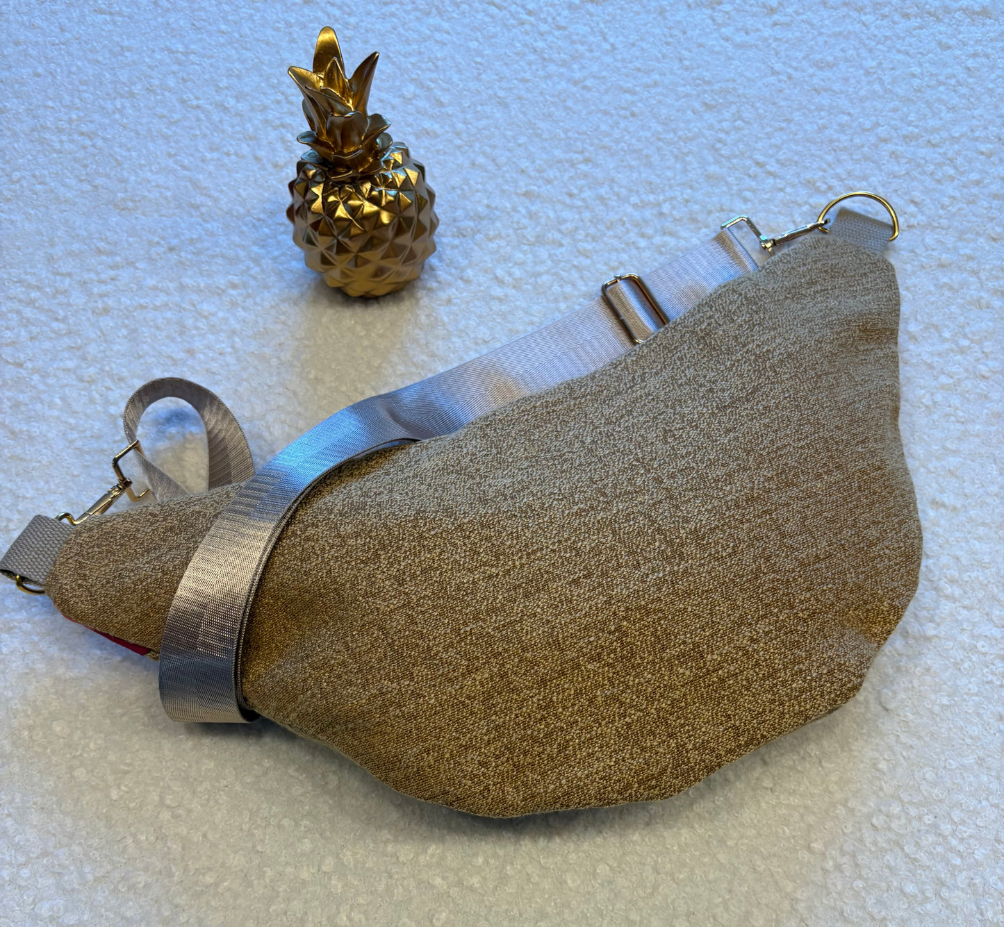 Sac banane XXL toile jaune or capot fleuri rouge sangle dorée