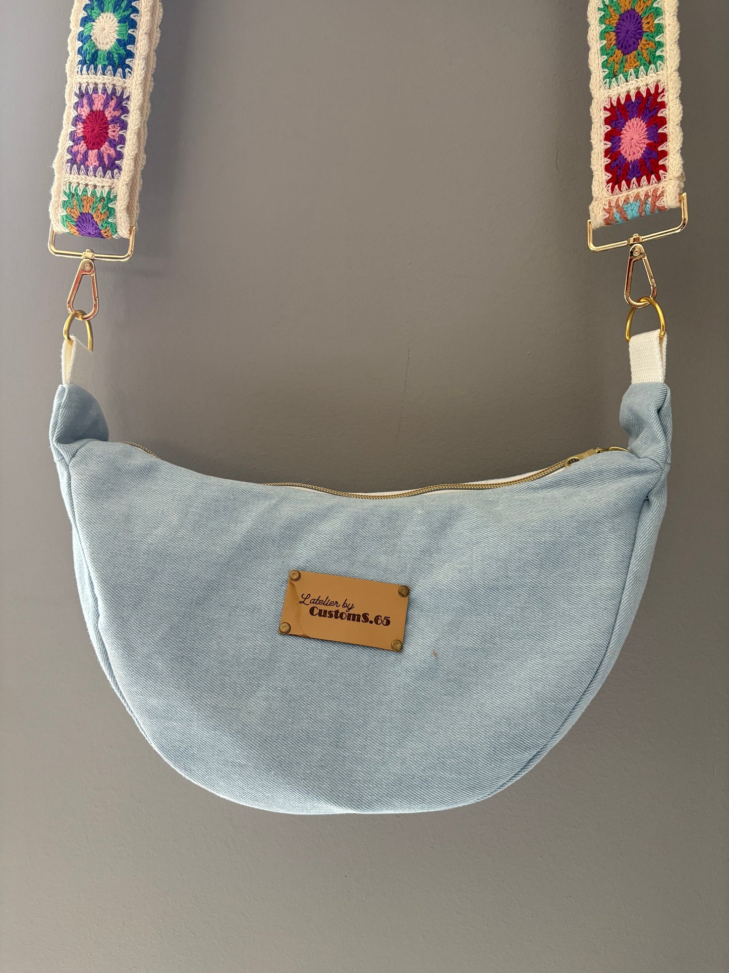 Sac demi-lune jean clair sangle crochet blanche fleurie