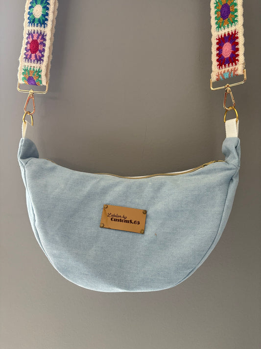 Sac demi-lune jean clair sangle crochet blanche fleurie