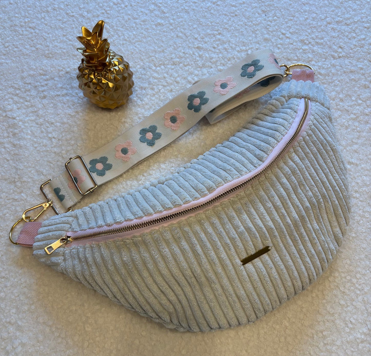 Sac banane XXL velour côtelé (large côte) écru fermeture rose sangle fleurie écru