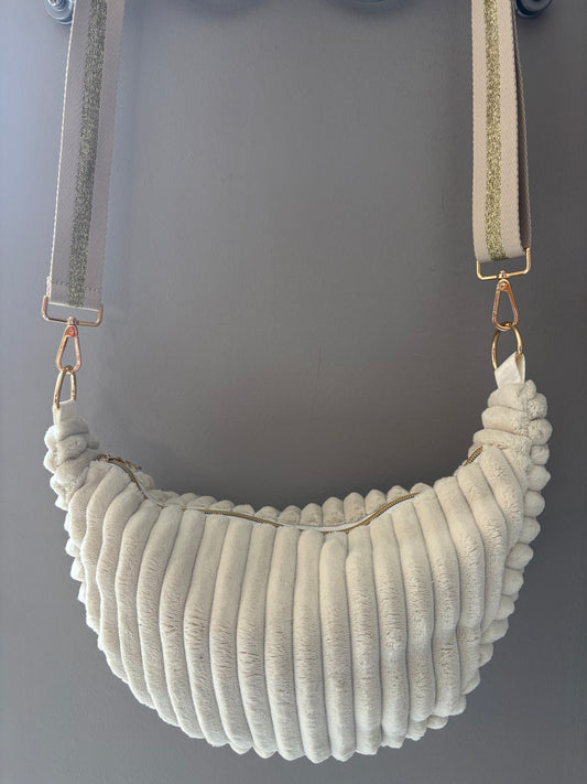 Sac demi-lune blanc cassé sangle dorée