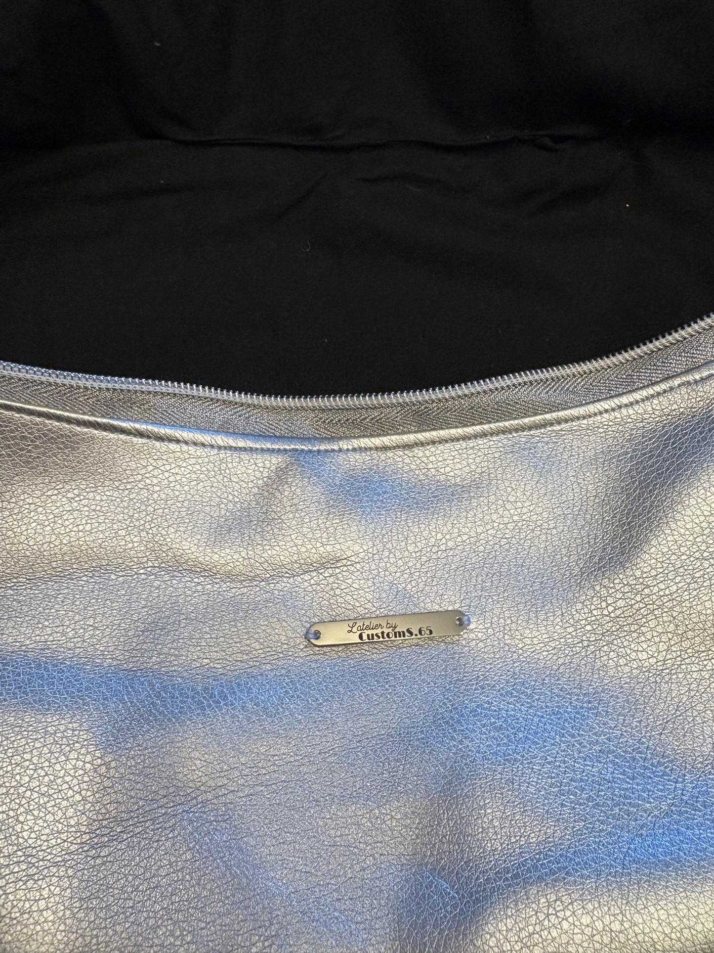 Sac banane XXL simili cuir argenté sangle fleurie blanche