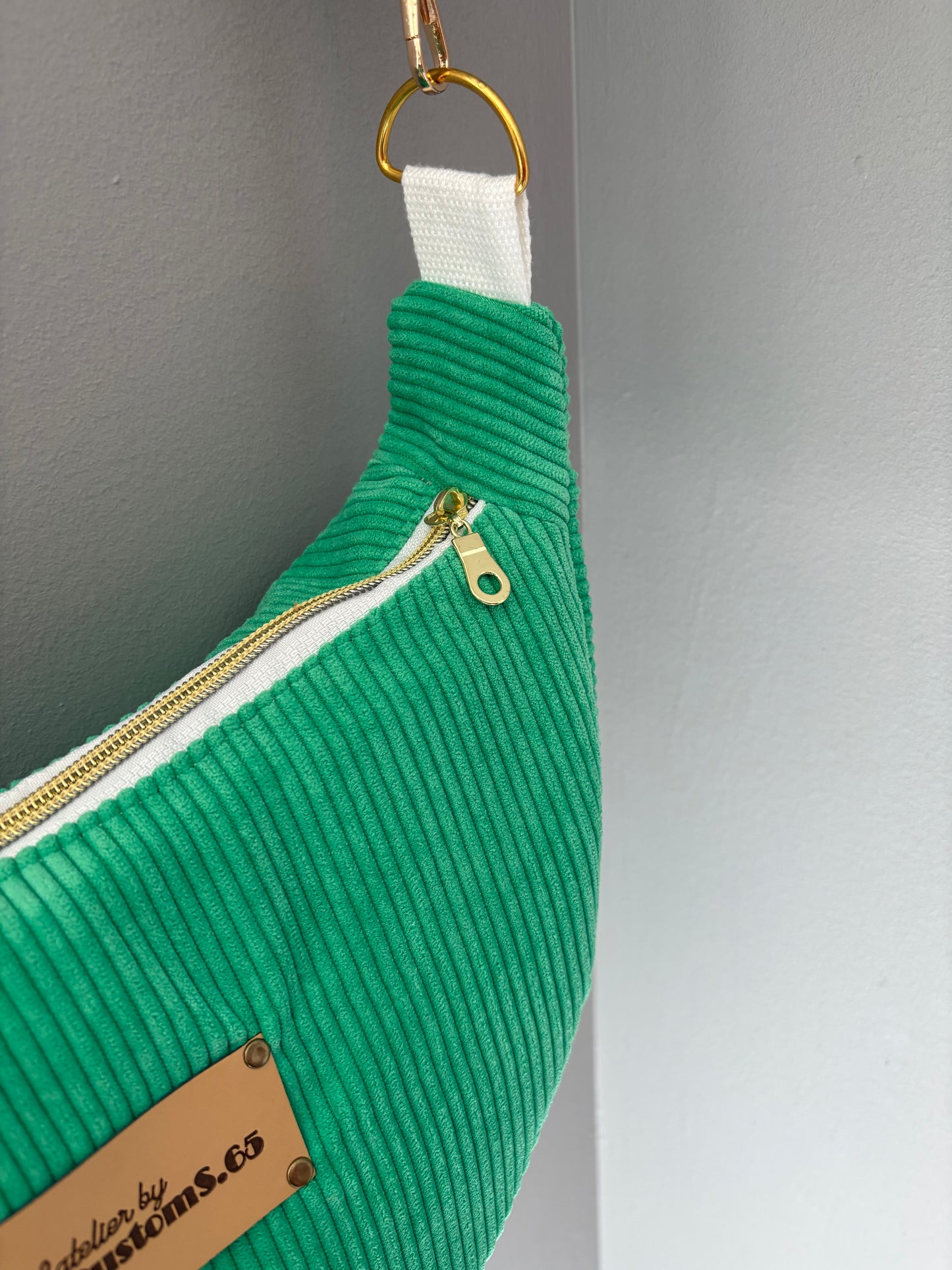 Sac demi-lune velour côtelé vert sangle verte/blanche