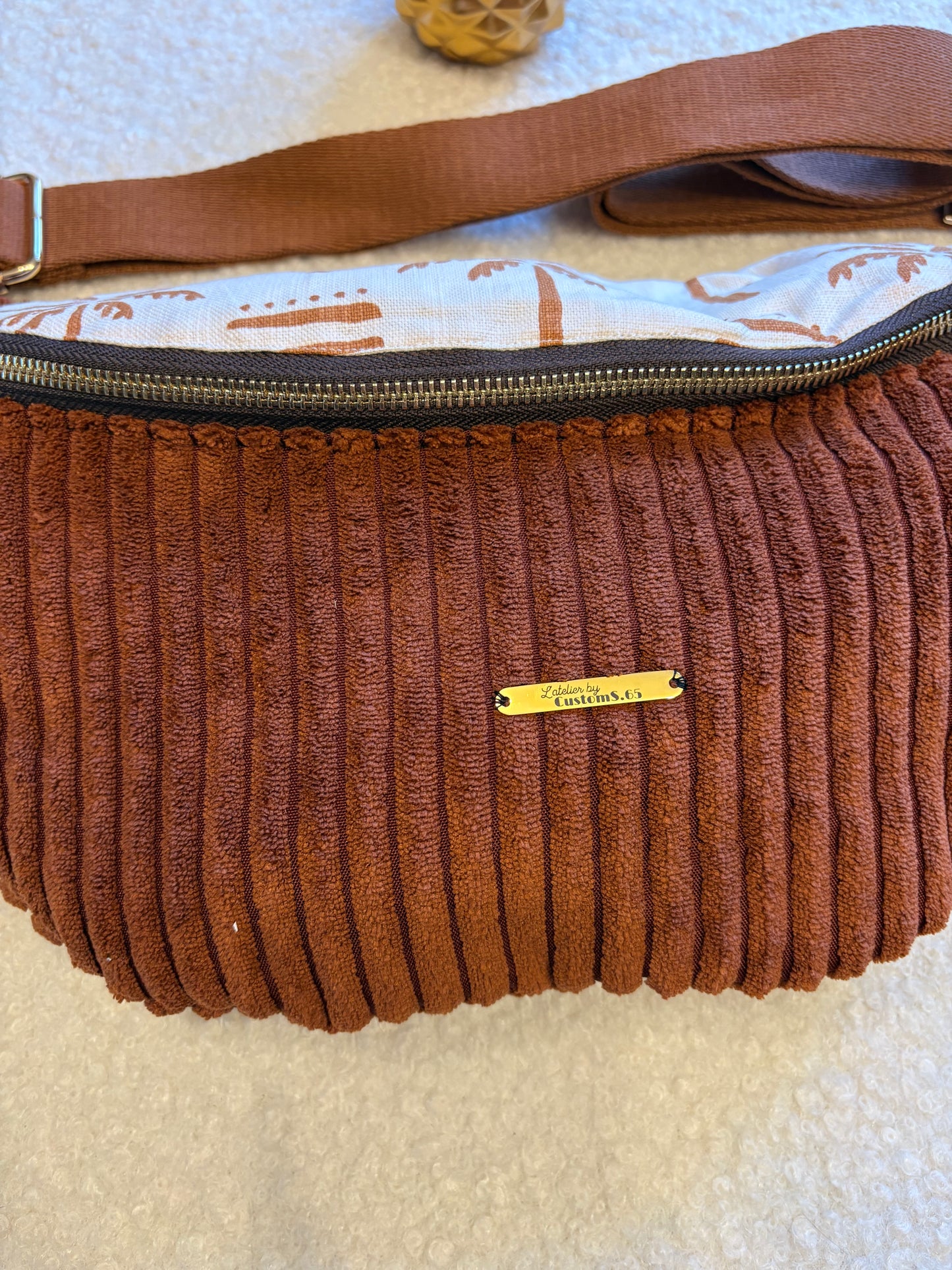Sac banane XXL velour côtelé (large côte) camel capot palmier sangle uni marron