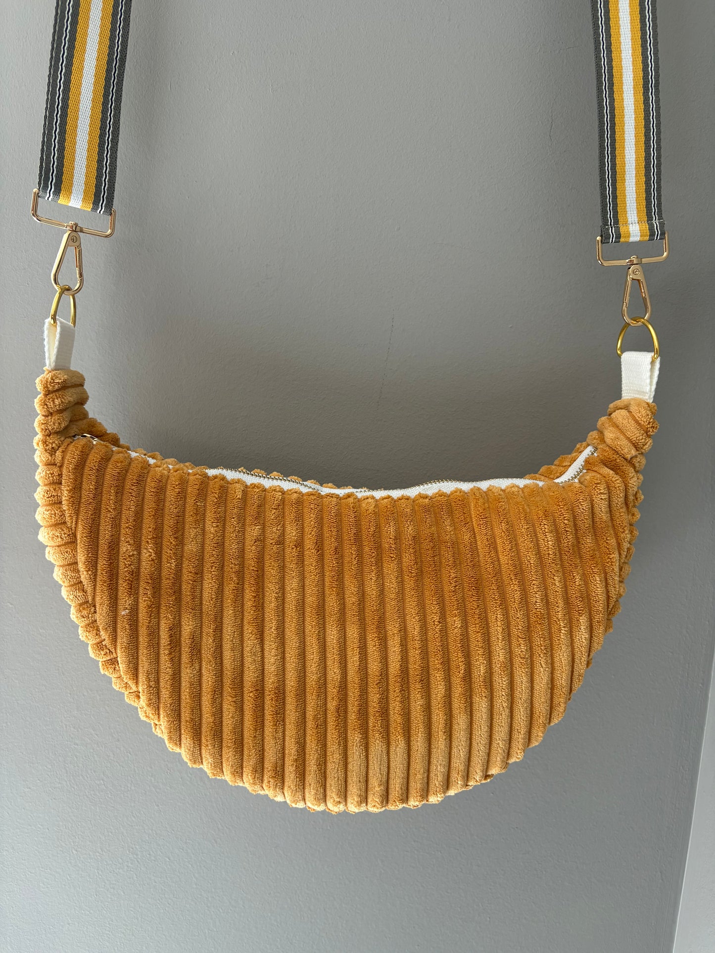 Sac demi-lune velour côtelé moutarde sangle noire et jaune