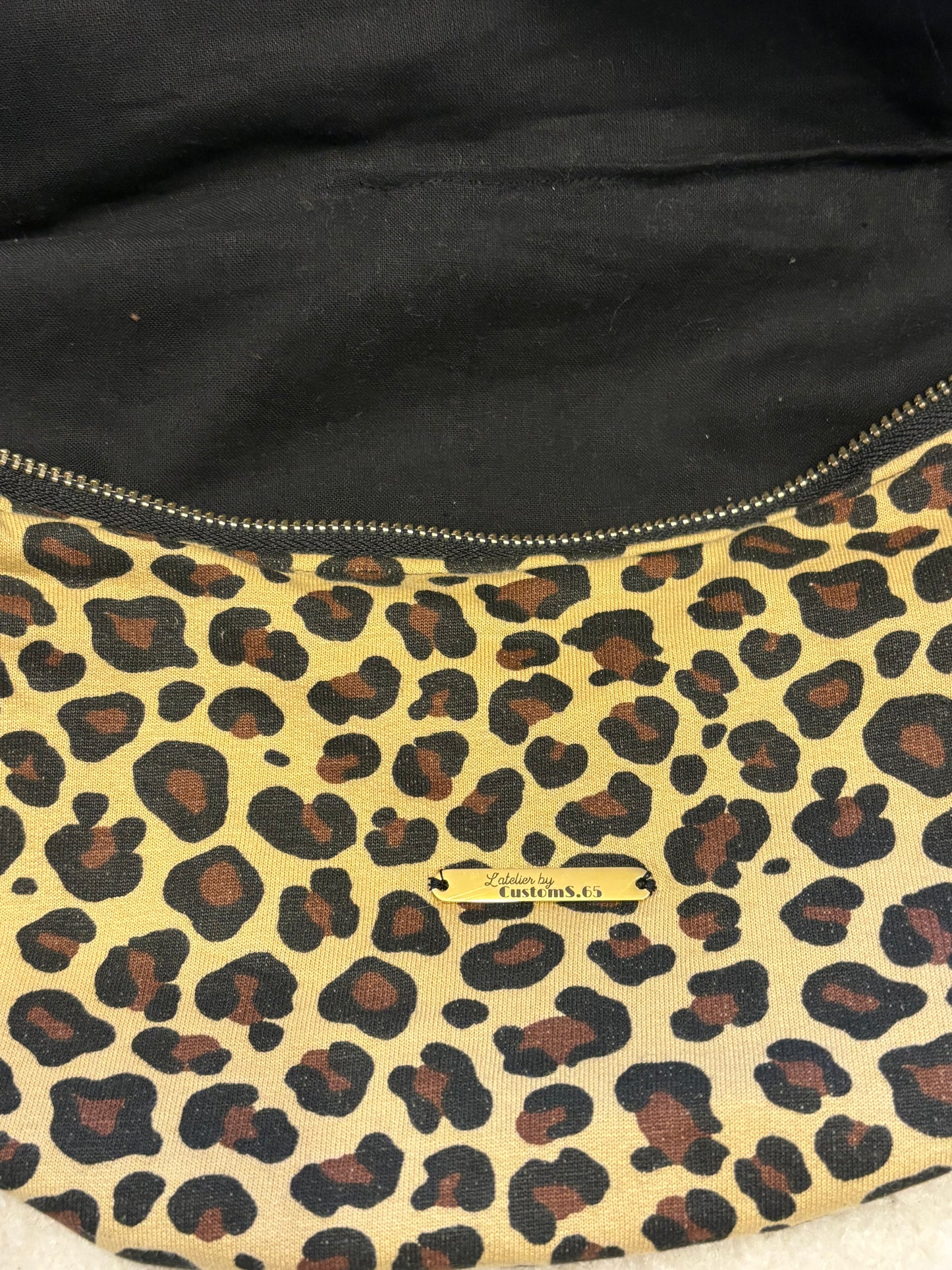 Sac banane XXL tissu sweat léopard capot simili cuir noire pailleté sangle léopard noire