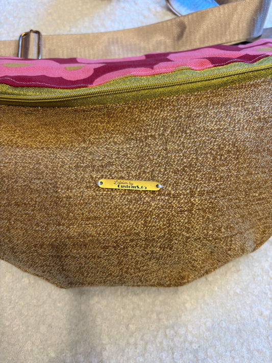 Sac banane XXL toile jaune or capot fleuri rouge sangle dorée