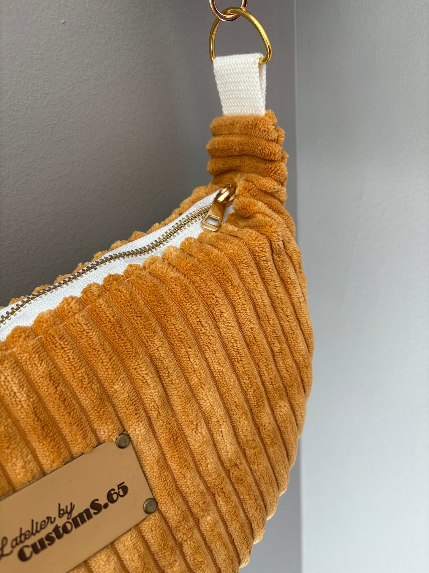 Sac demi-lune velour côtelé moutarde sangle noire et jaune