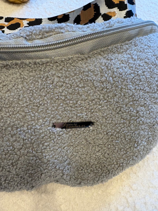 Sac banane XXL moumoute gris sangle léopard argentée