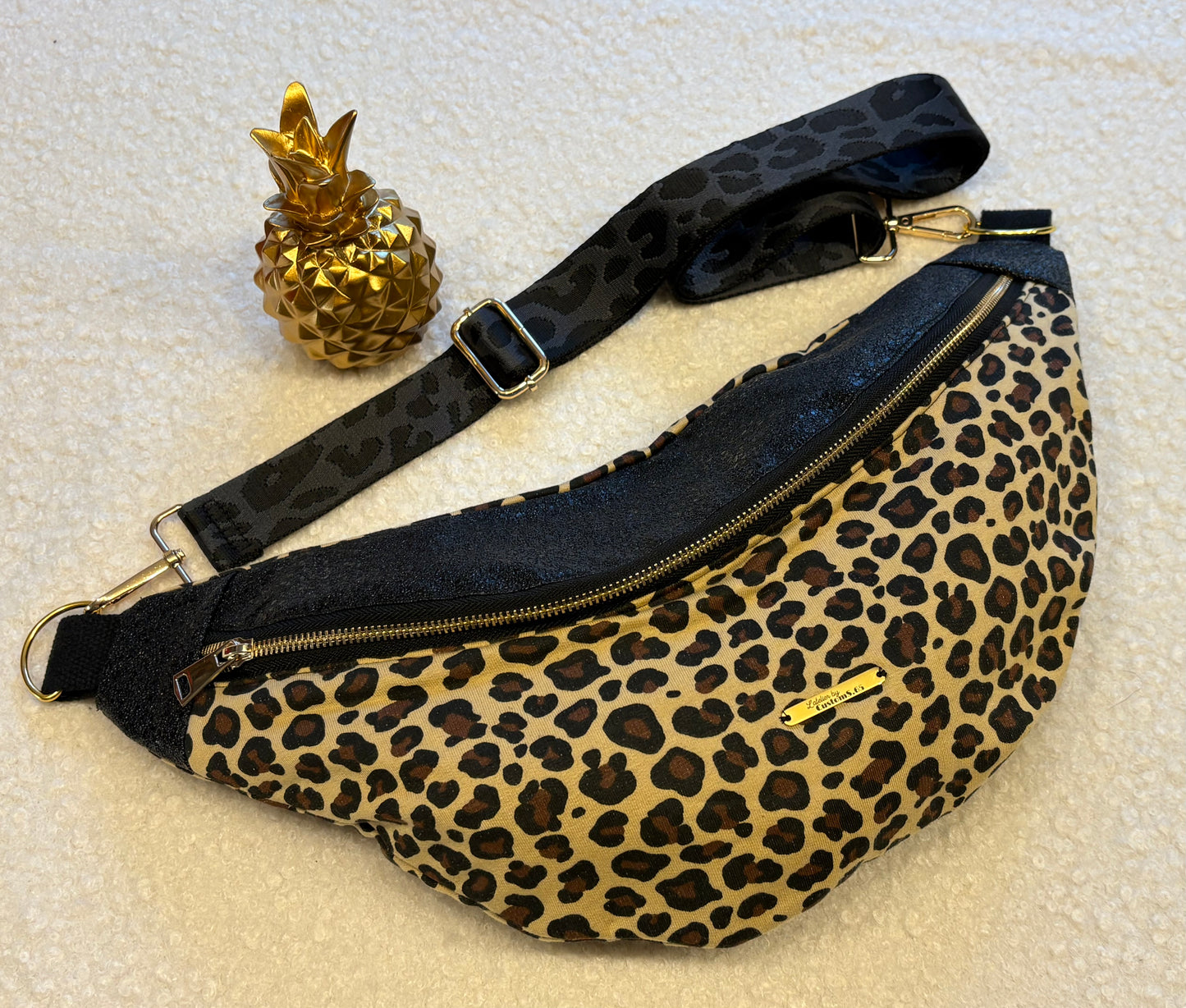 Sac banane XXL tissu sweat léopard capot simili cuir noire pailleté sangle léopard noire