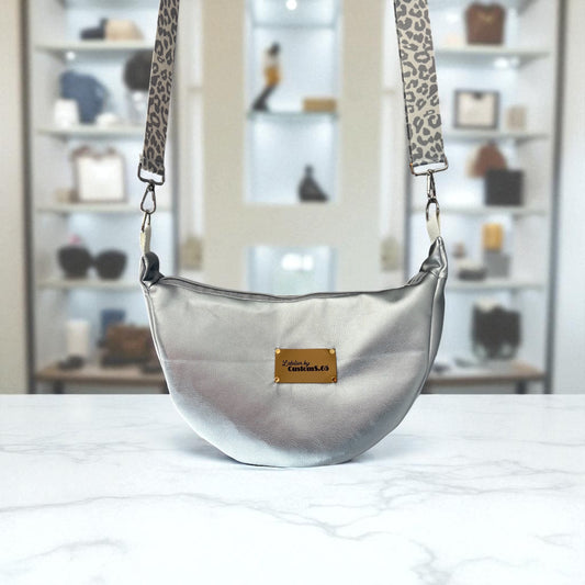 Sac demi-lune simili cuir argenté sangle léopard grise