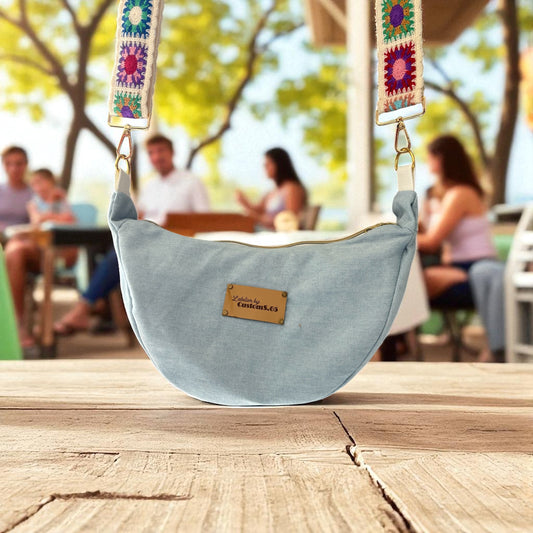 Sac demi-lune jean clair sangle crochet blanche fleurie