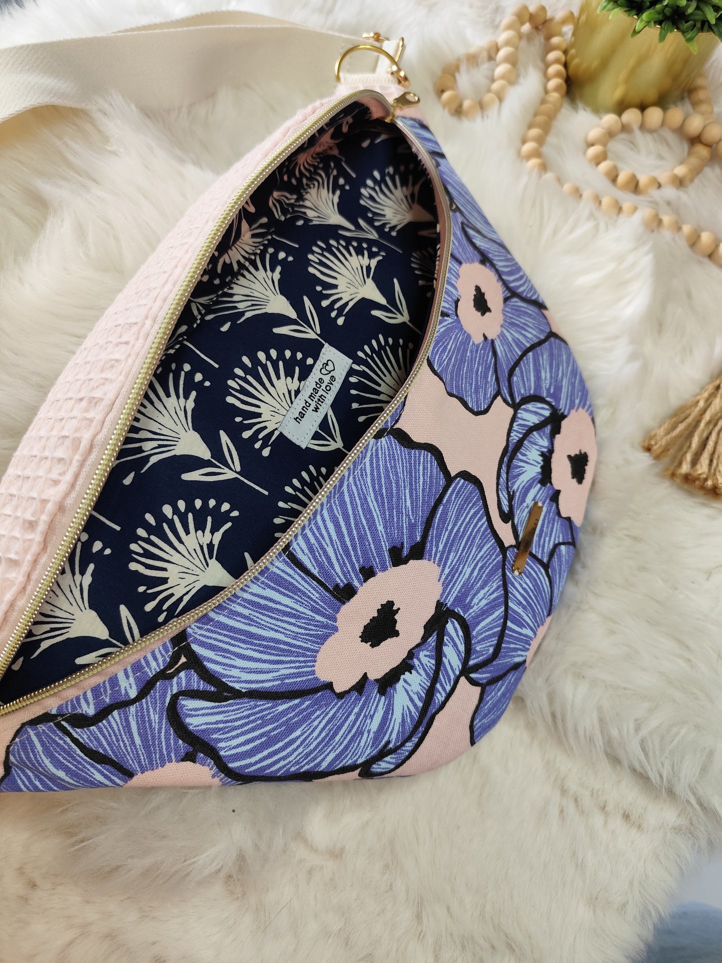 Sac banane grosse fleur bleu rose clair capot nid d'abeilles rose clair