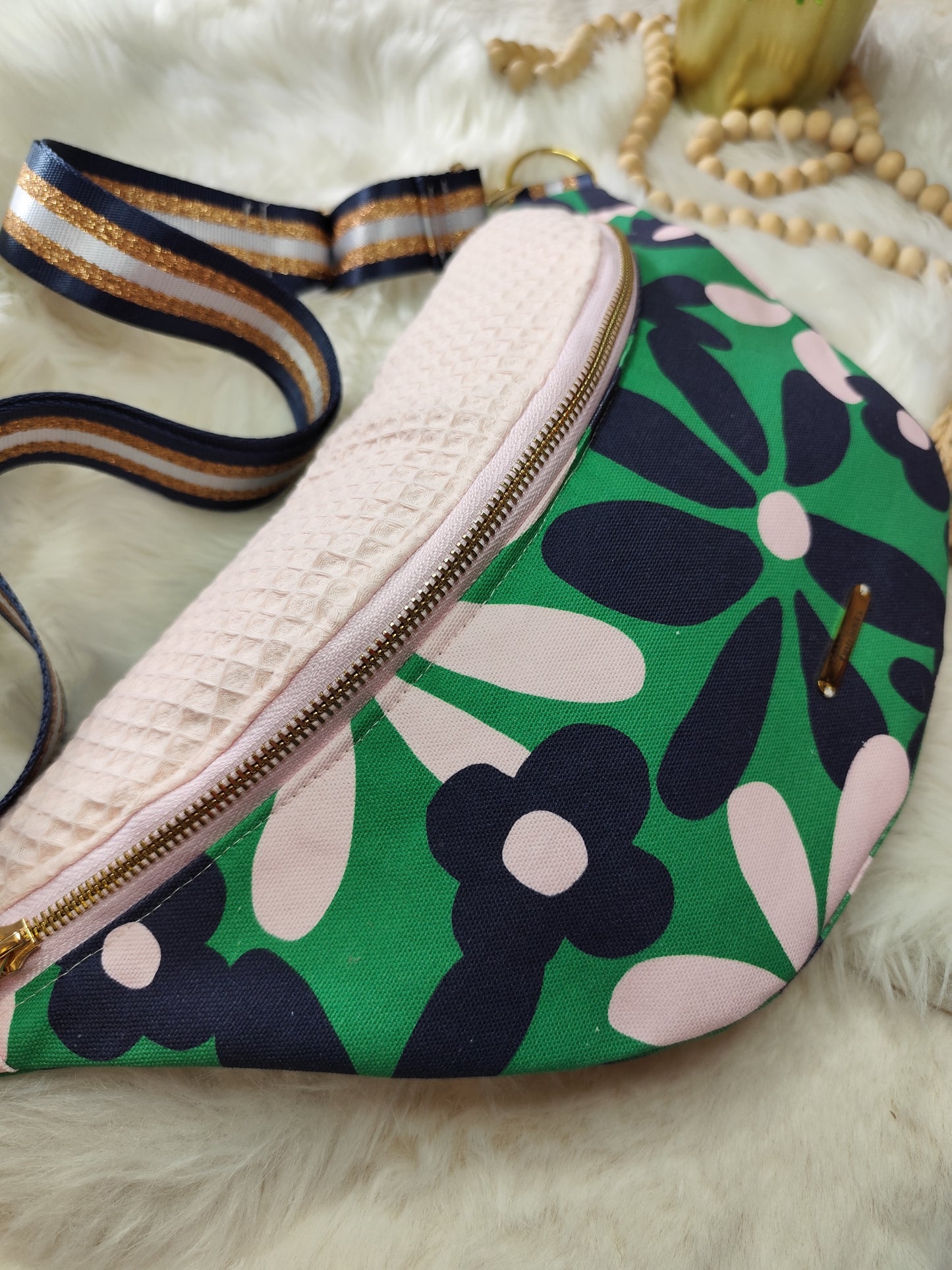 Sac banane motif fleuri vert bleu rose capot nid d'abeilles rose clair