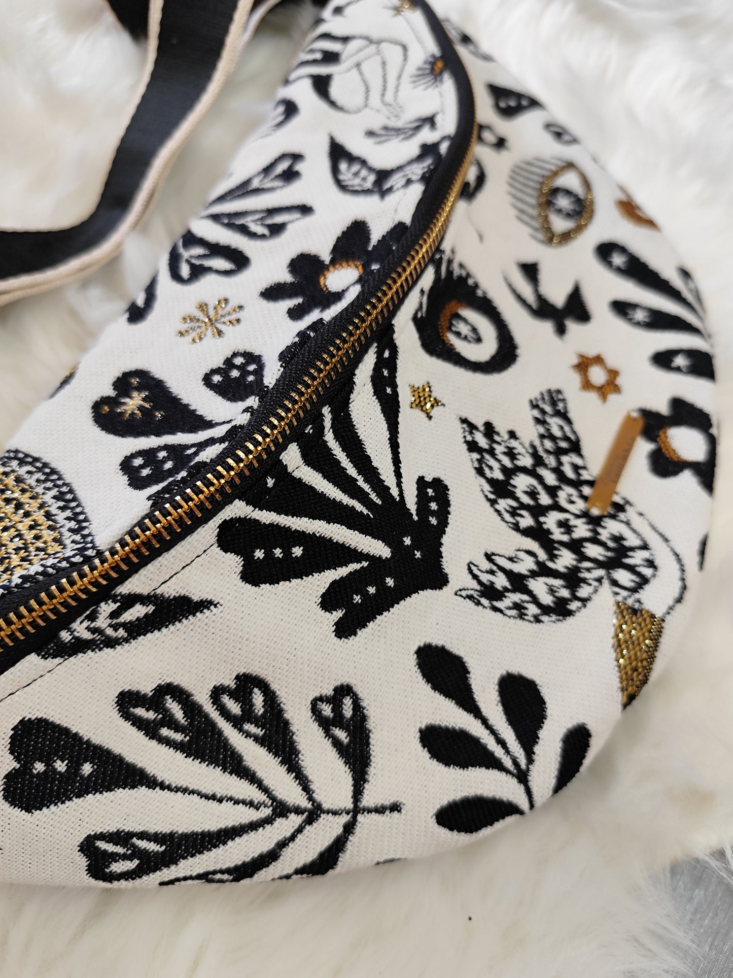Sac banane motif mystique noir or fond clair