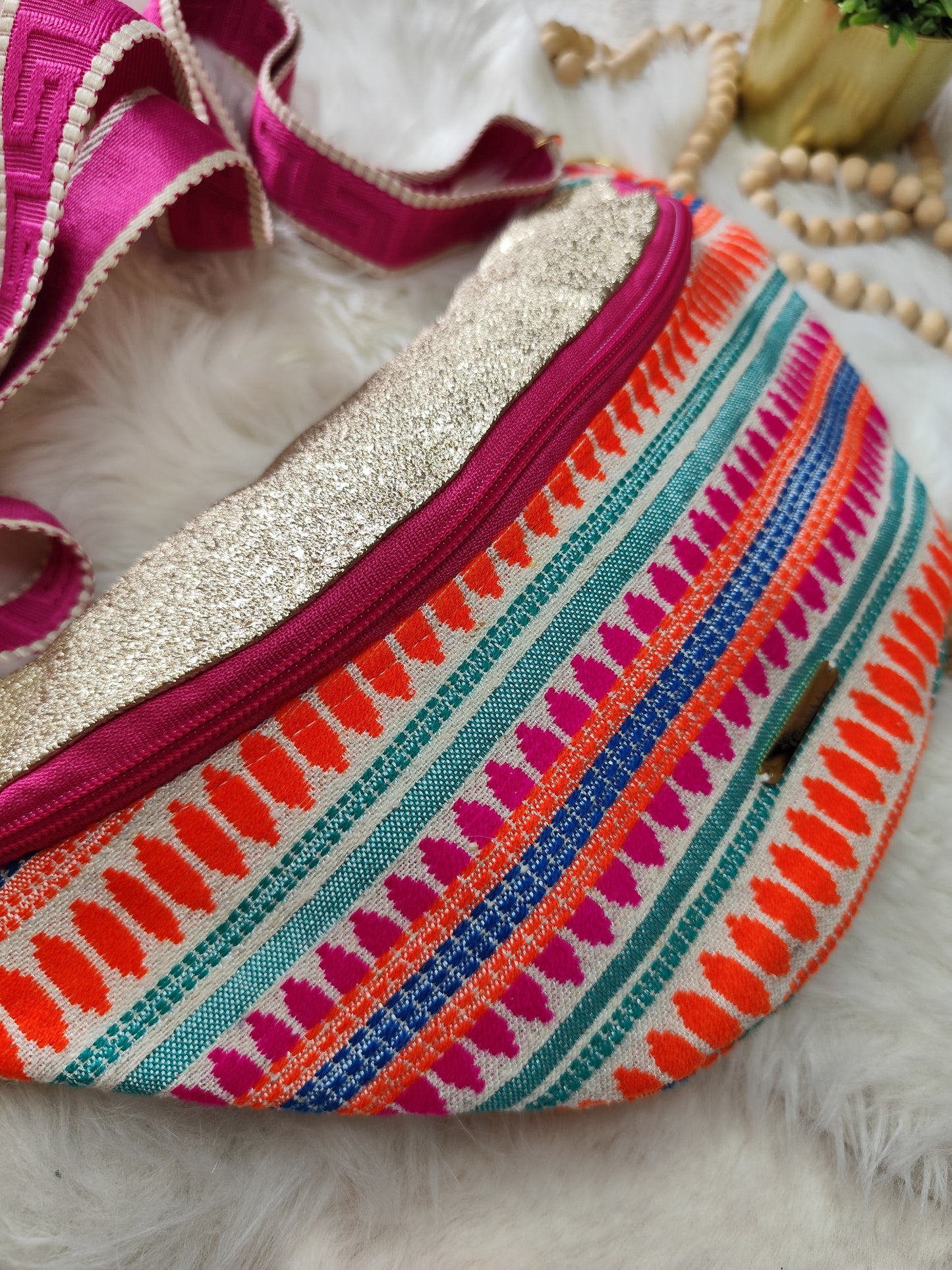 Sac banane motif coloré berbère capot cuir vegan doré