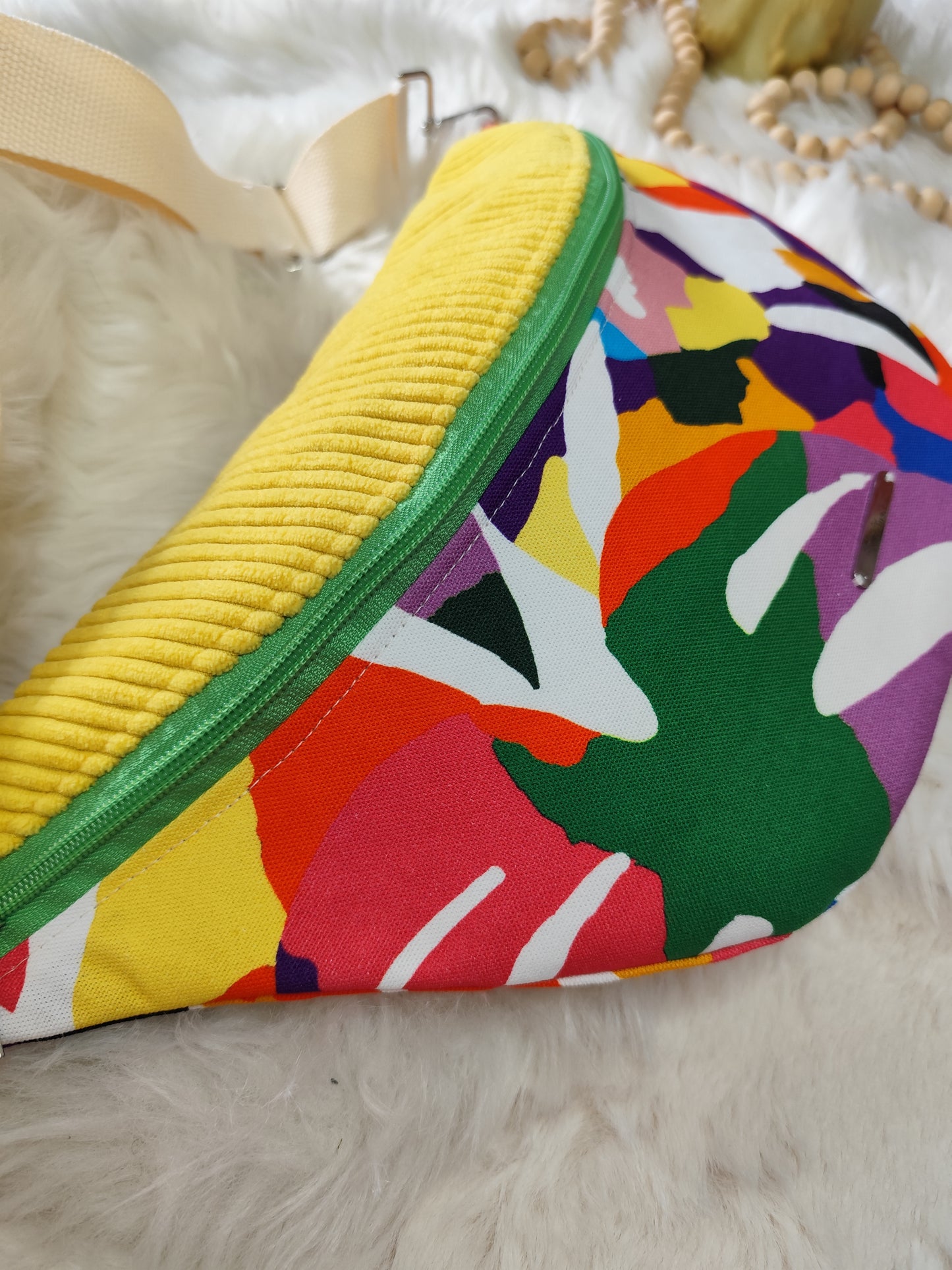 Sac banane motif multicolore capot velour côtelé jaune