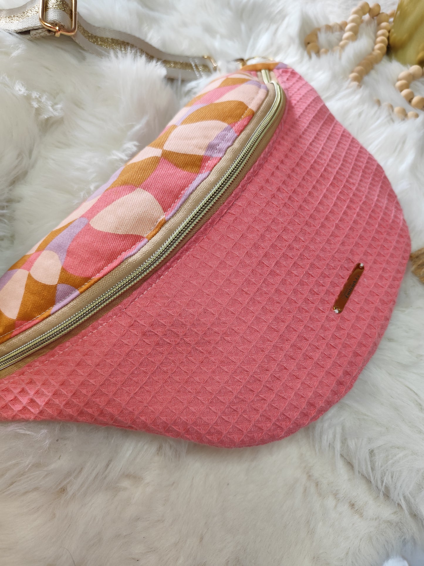 Sac banane nid d'abeilles rose corail capot motif géométrique