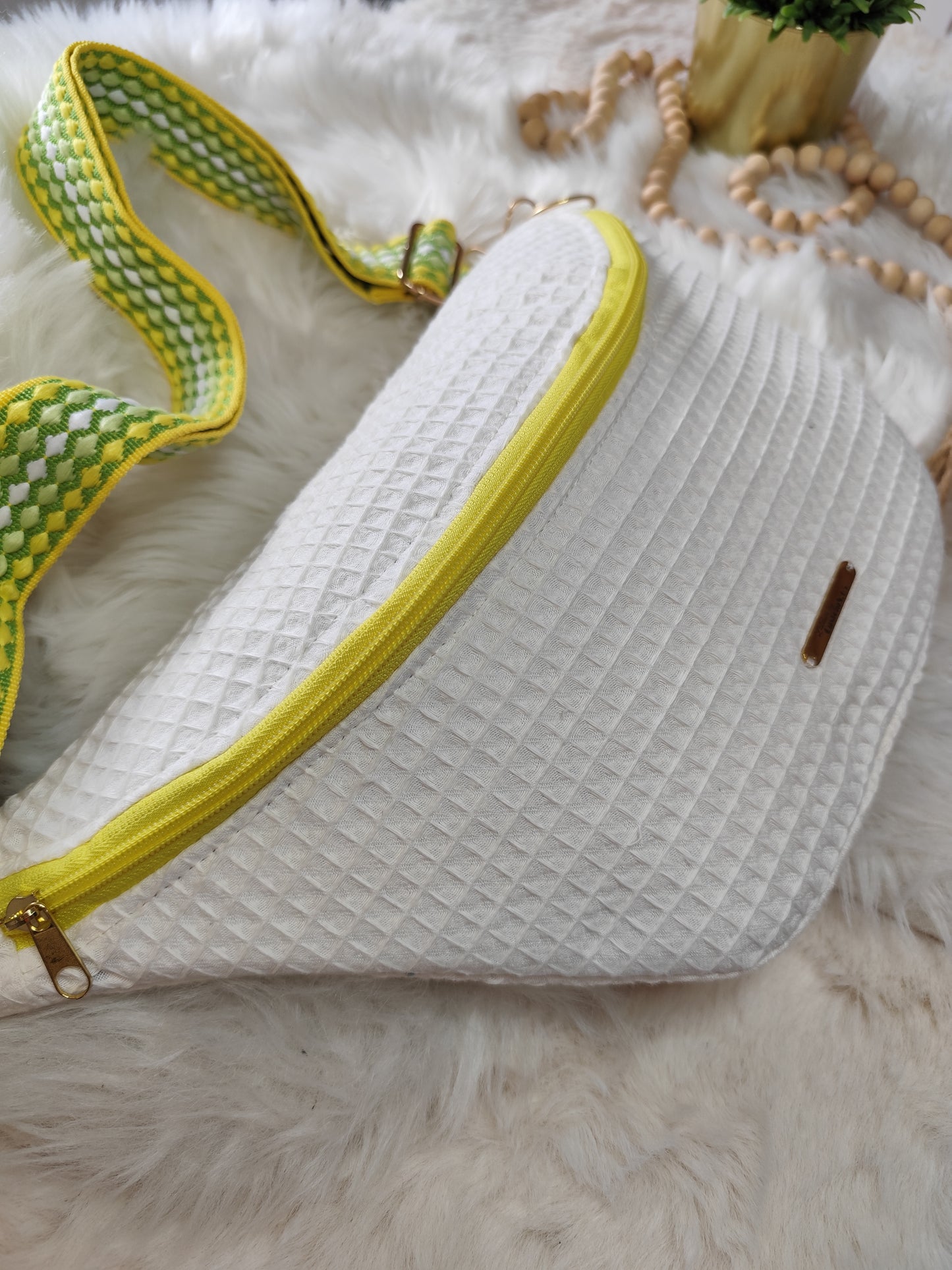 Sac banane nid d'abeilles blanc écru détail jaune vert