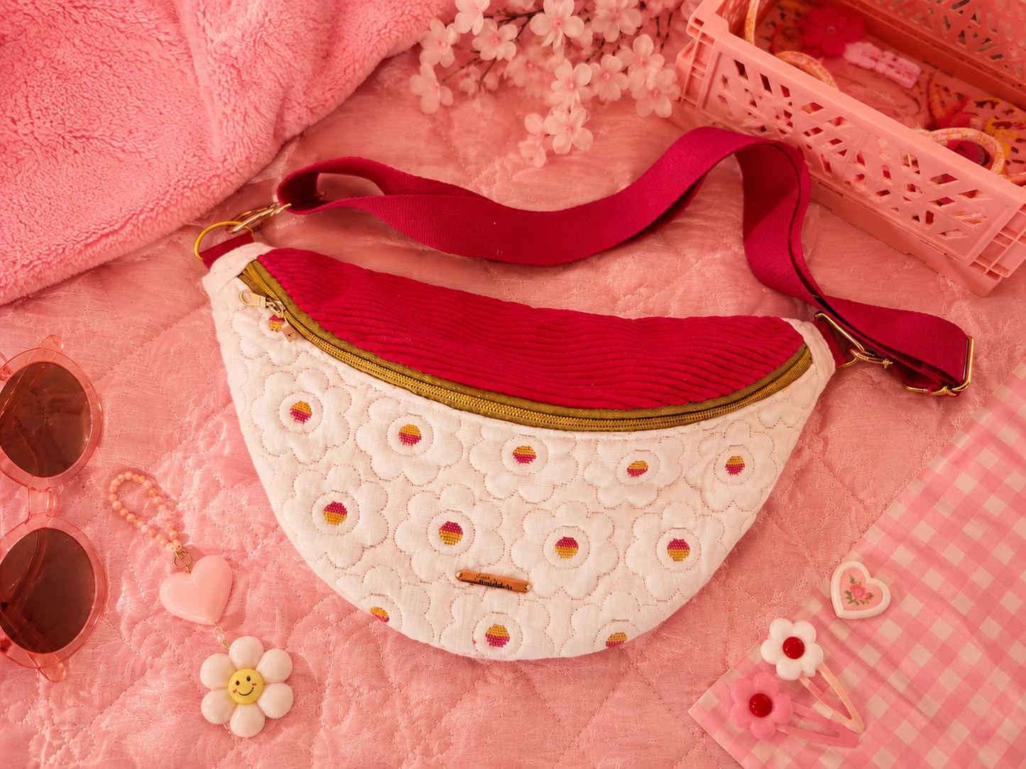 Sac banane matelassé fleur écru capot velour côtelé fushia