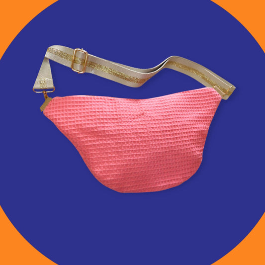 Sac banane nid d'abeilles rose corail capot motif géométrique