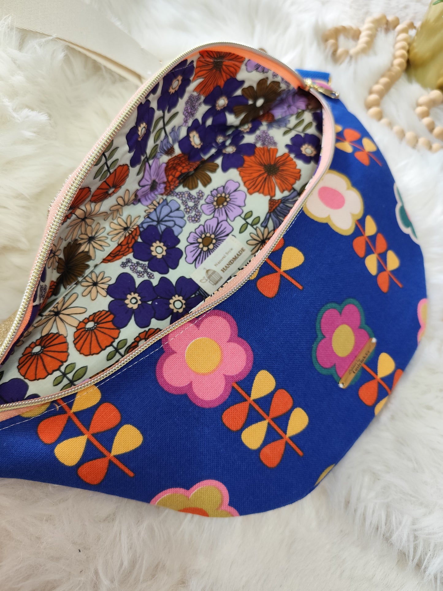 Sac banane bleue motif fleur vintage capot cuir vegan doré