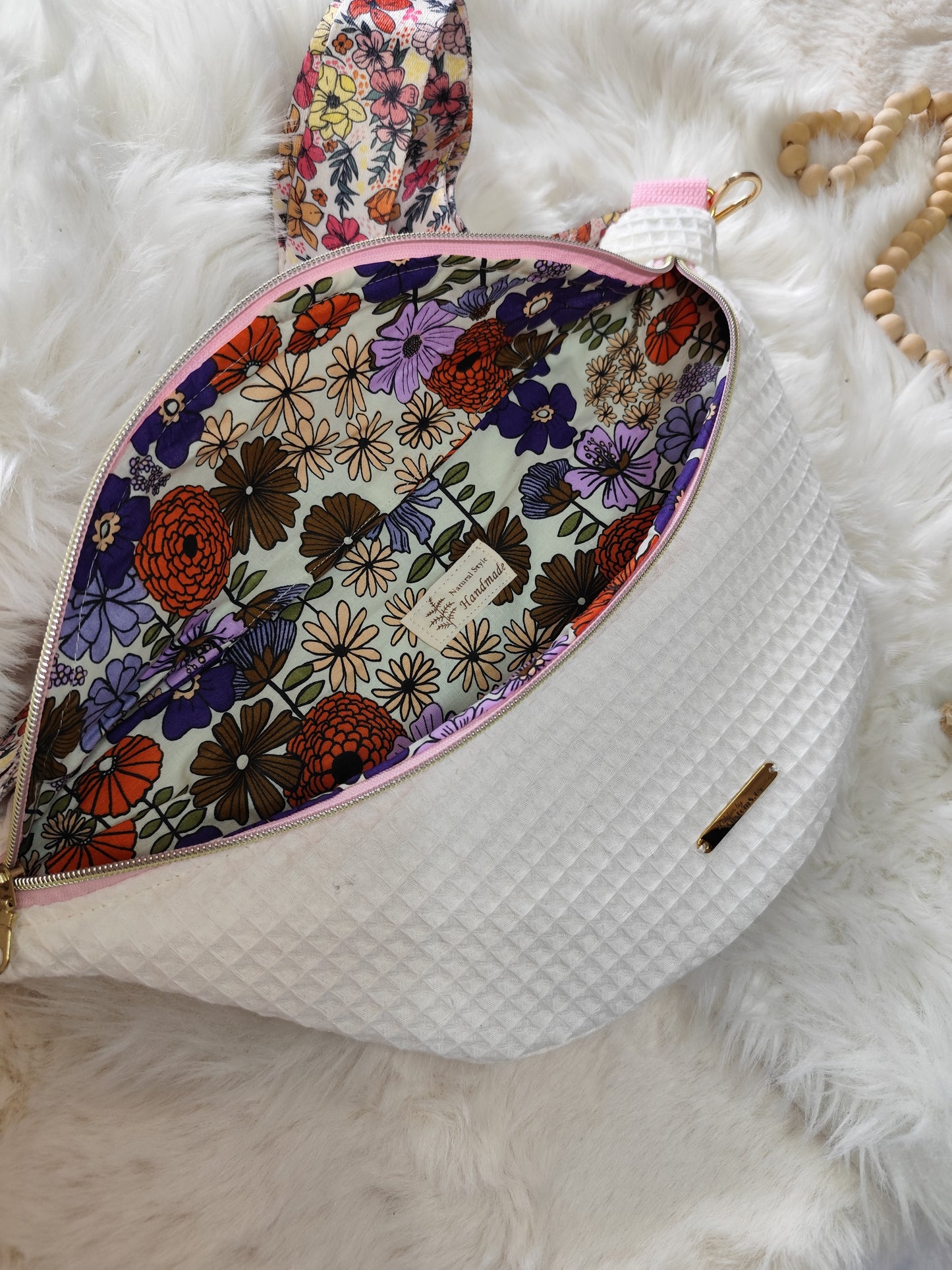 Sac banane nid d'abeilles blanc écru détail rose