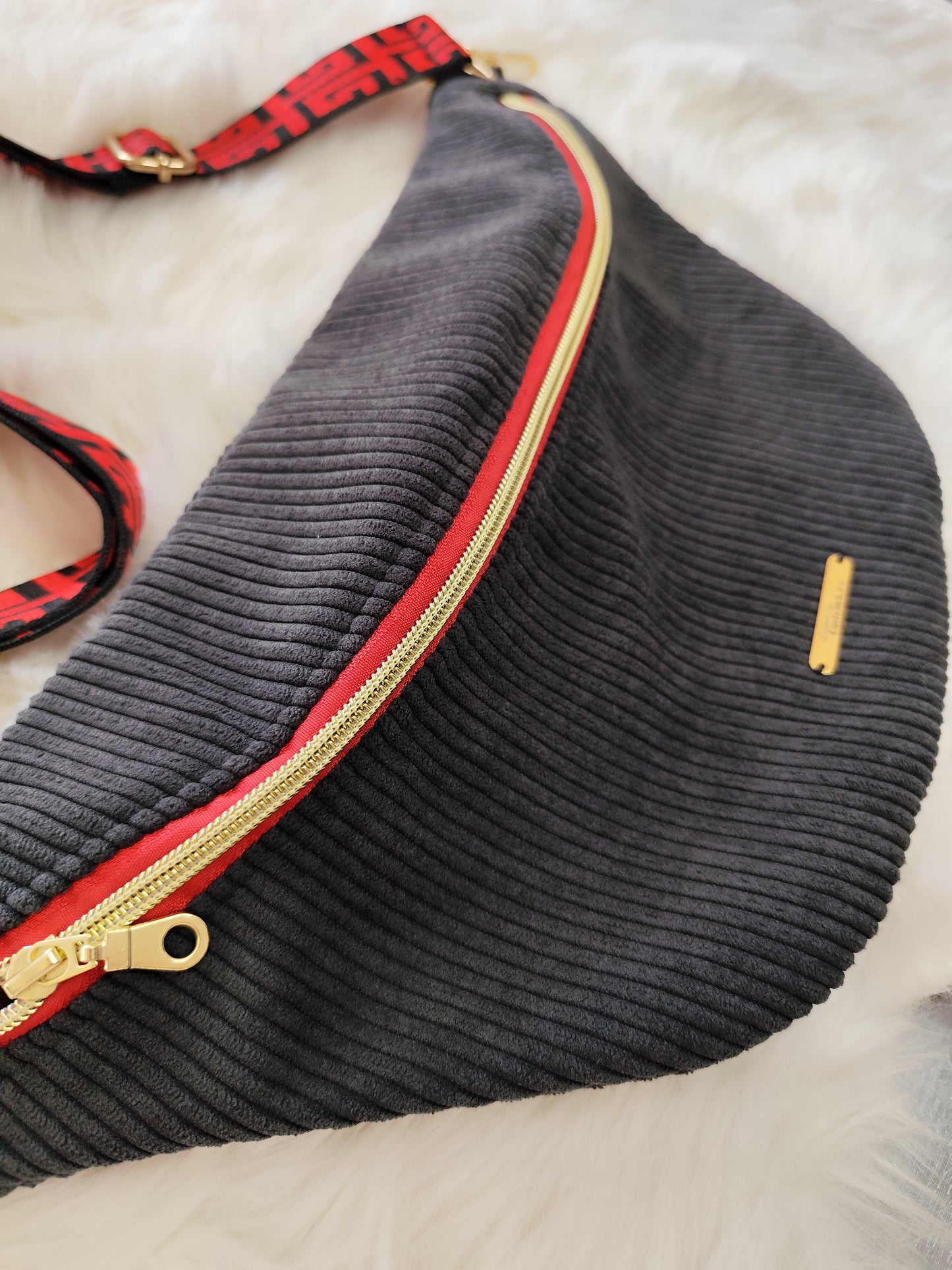 Sac banane velour côtelé noir détail rouge