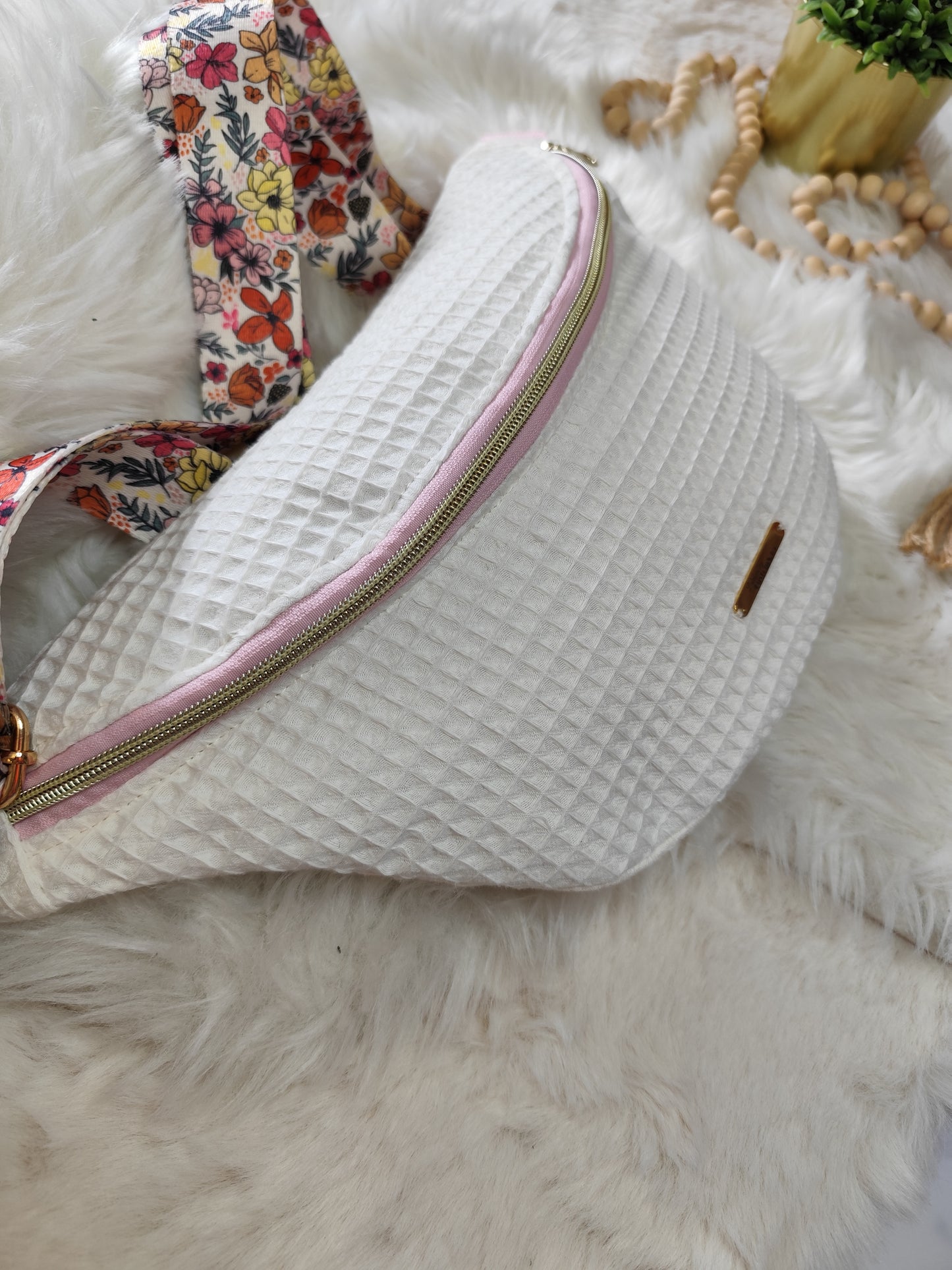 Sac banane nid d'abeilles blanc écru détail rose