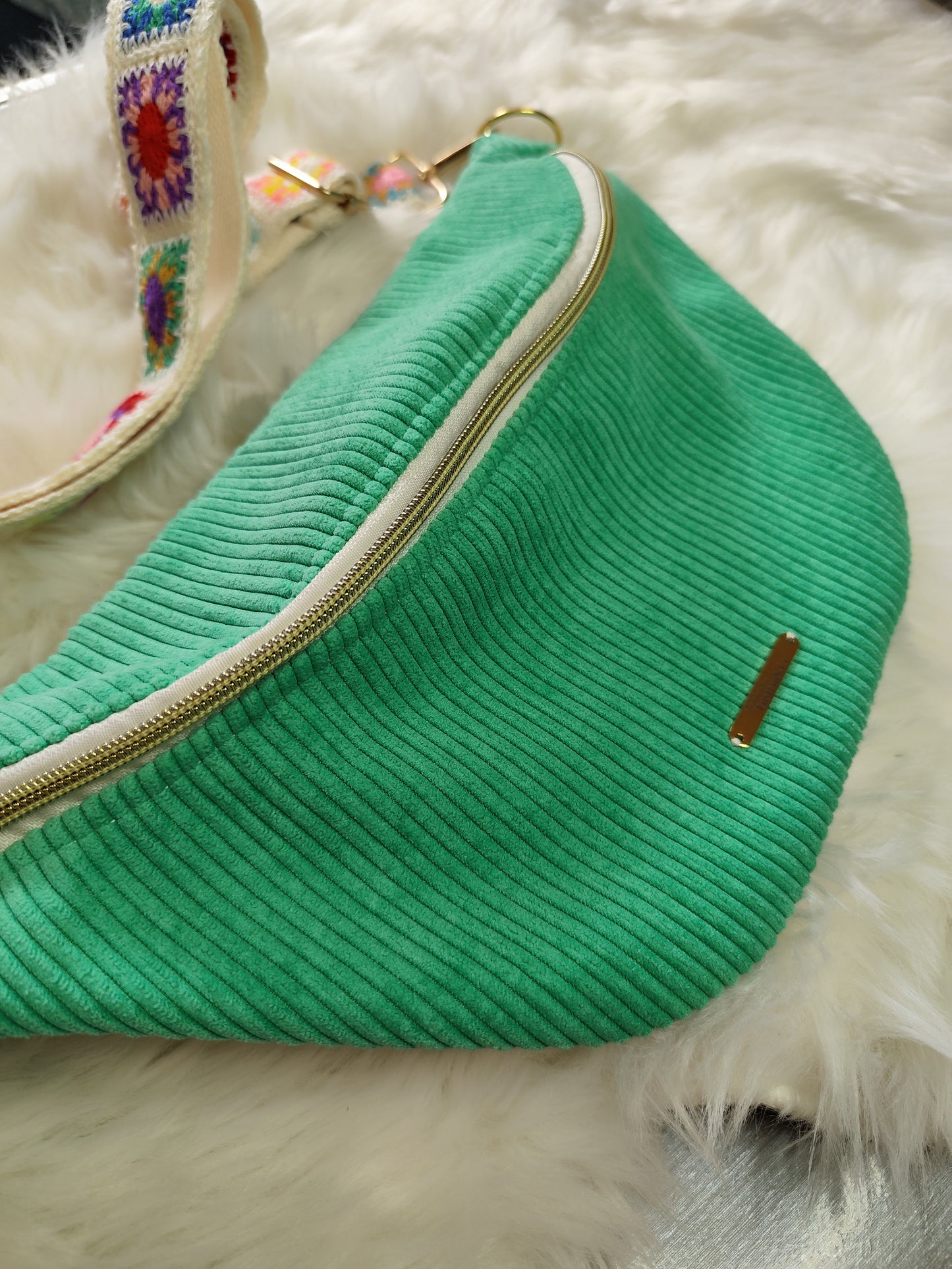 Sac banane velour côtelé vert brésil sangle crochet