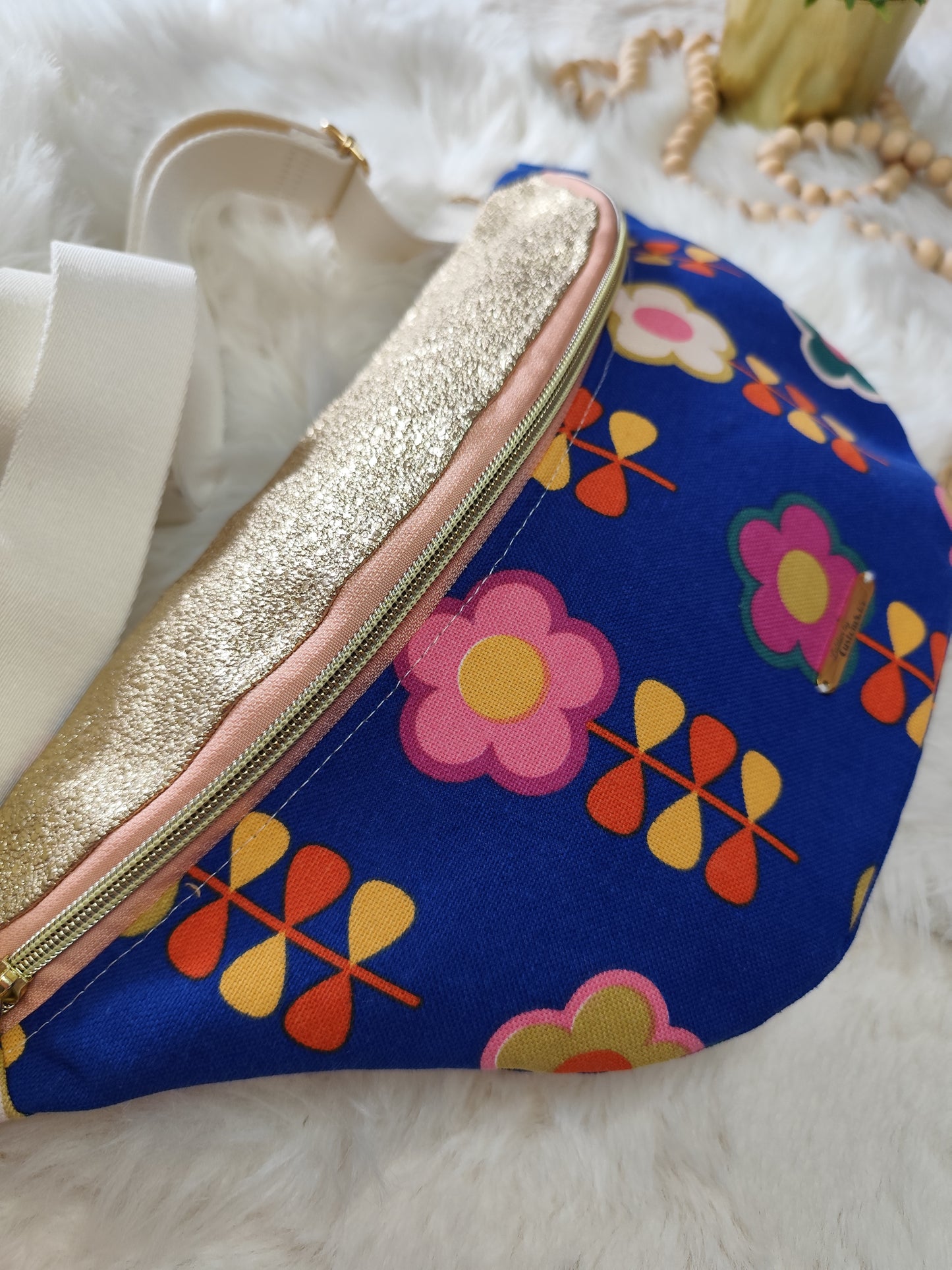 Sac banane bleue motif fleur vintage capot cuir vegan doré