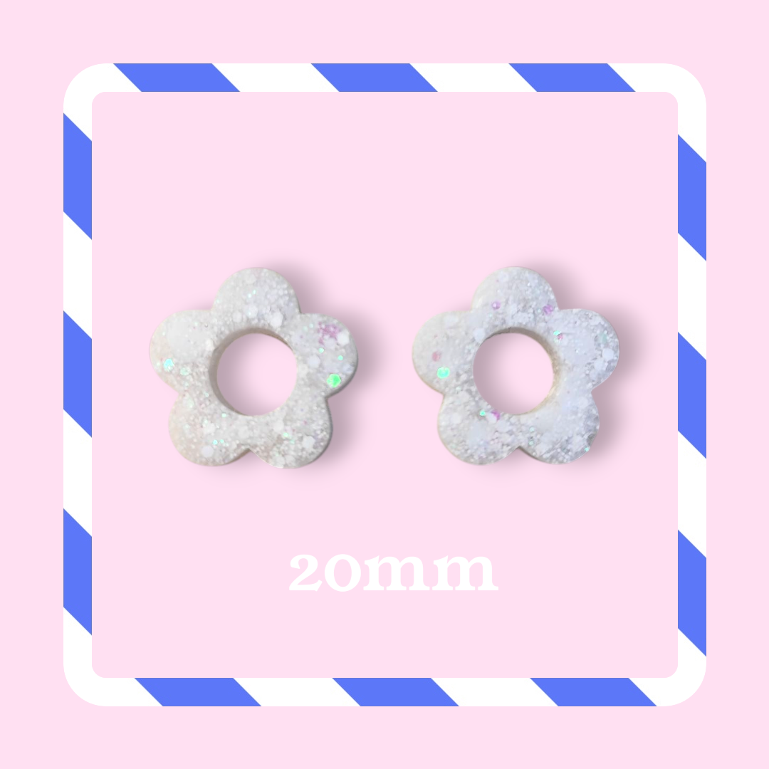 Charms fleurs pailletées blanc
