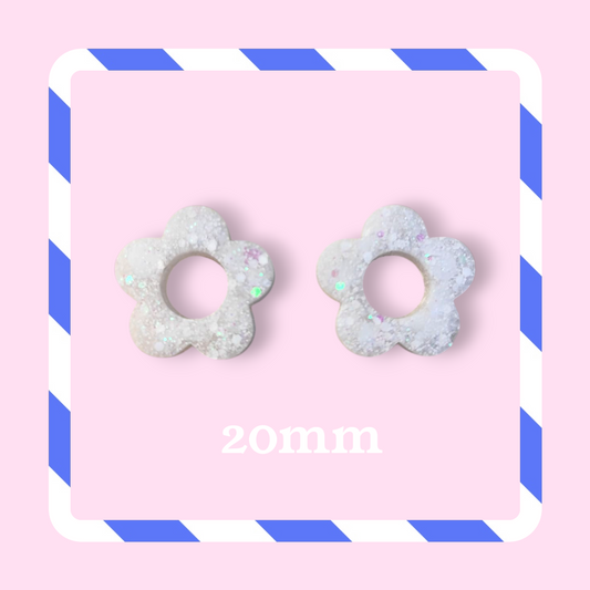 Charms fleurs pailletées blanc