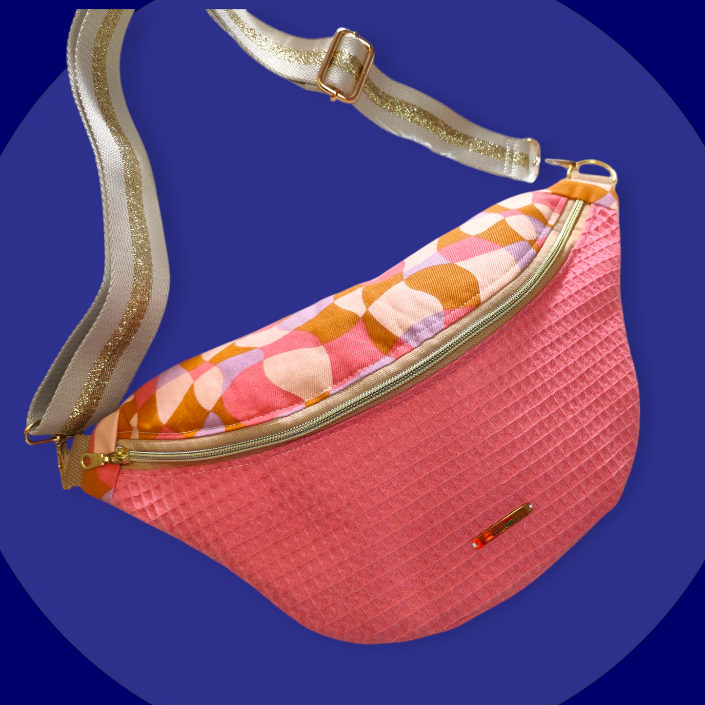 Sac banane nid d'abeilles rose corail capot motif géométrique