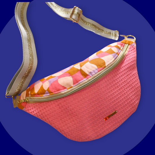 Sac banane nid d'abeilles rose corail capot motif géométrique