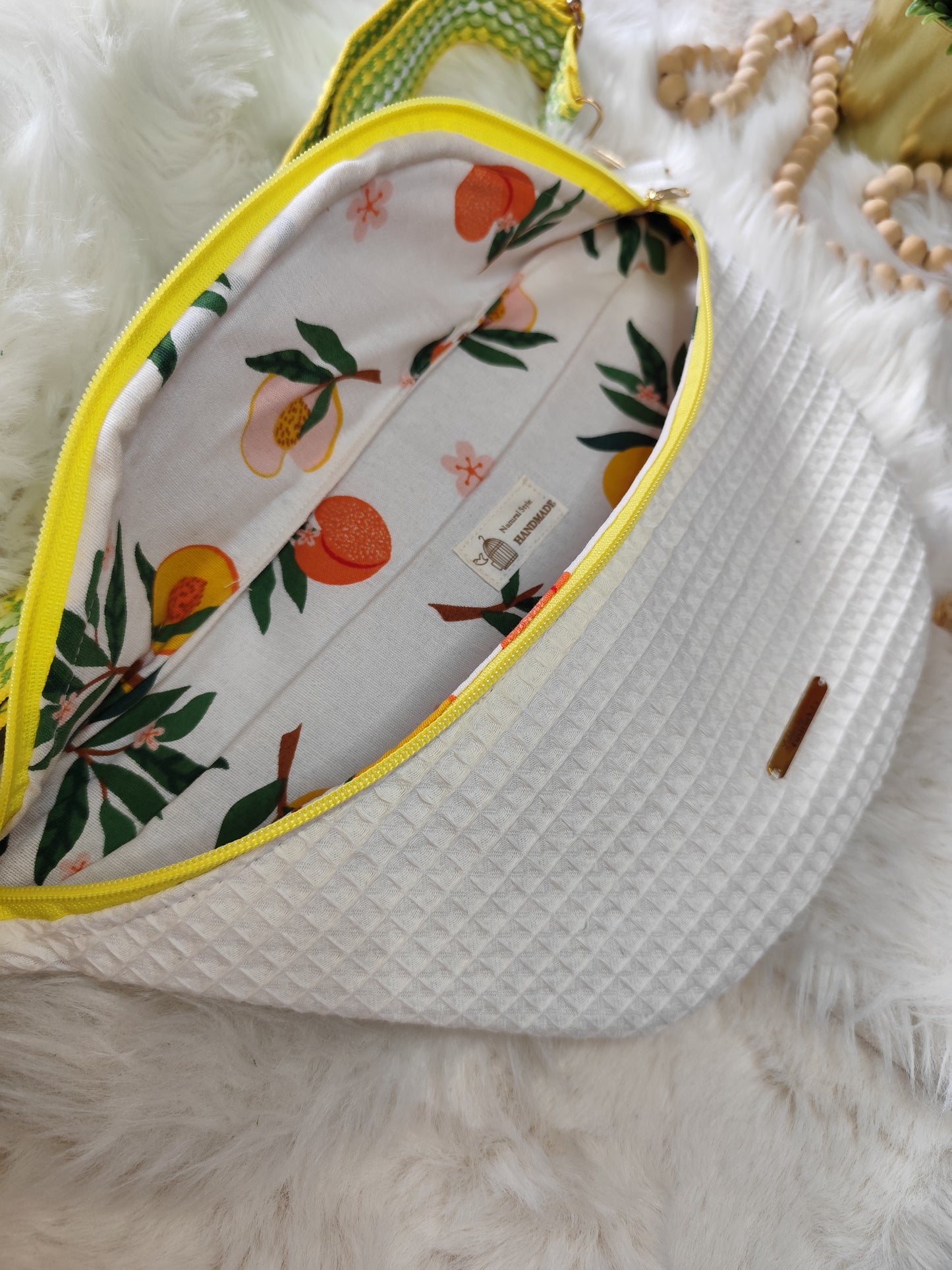 Sac banane nid d'abeilles blanc écru détail jaune vert