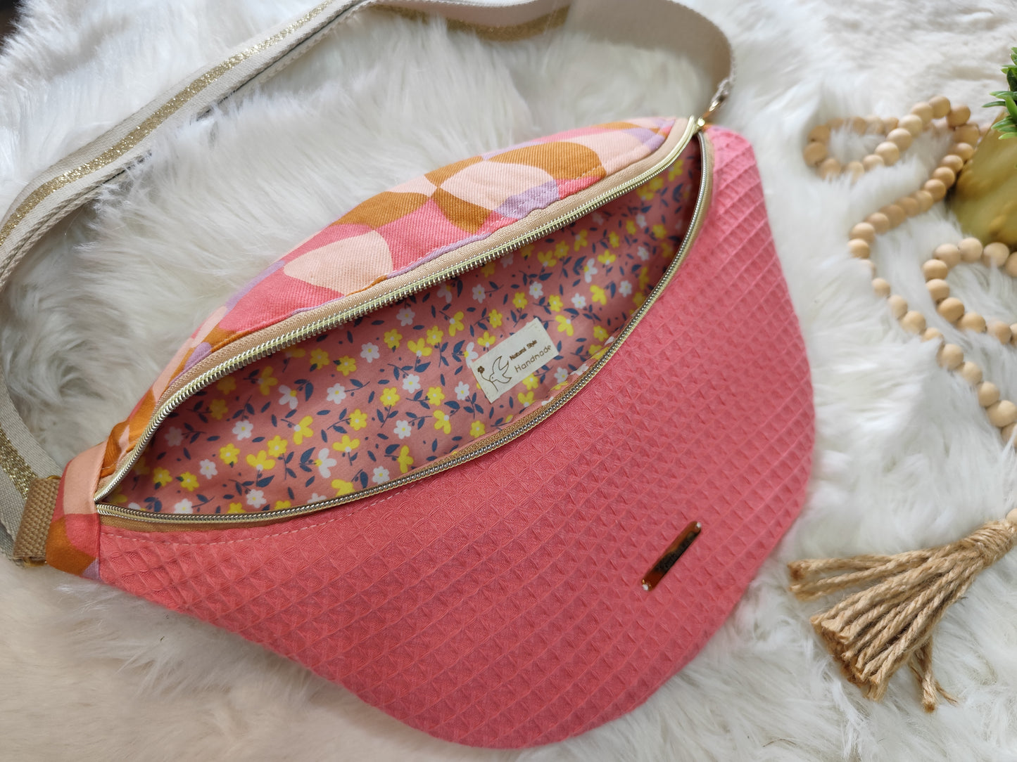 Sac banane nid d'abeilles rose corail capot motif géométrique