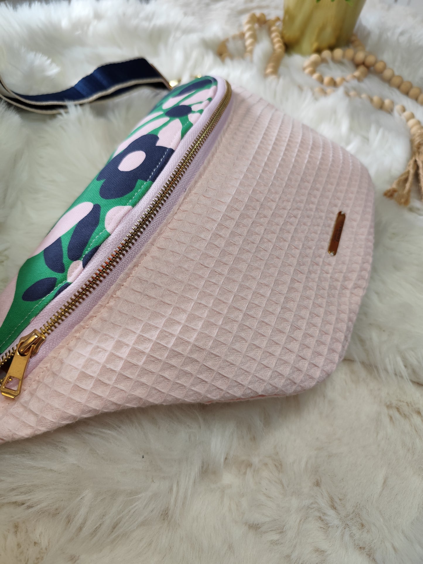 Sac banane nid d'abeilles rose clair capot motif fleuri vert bleu