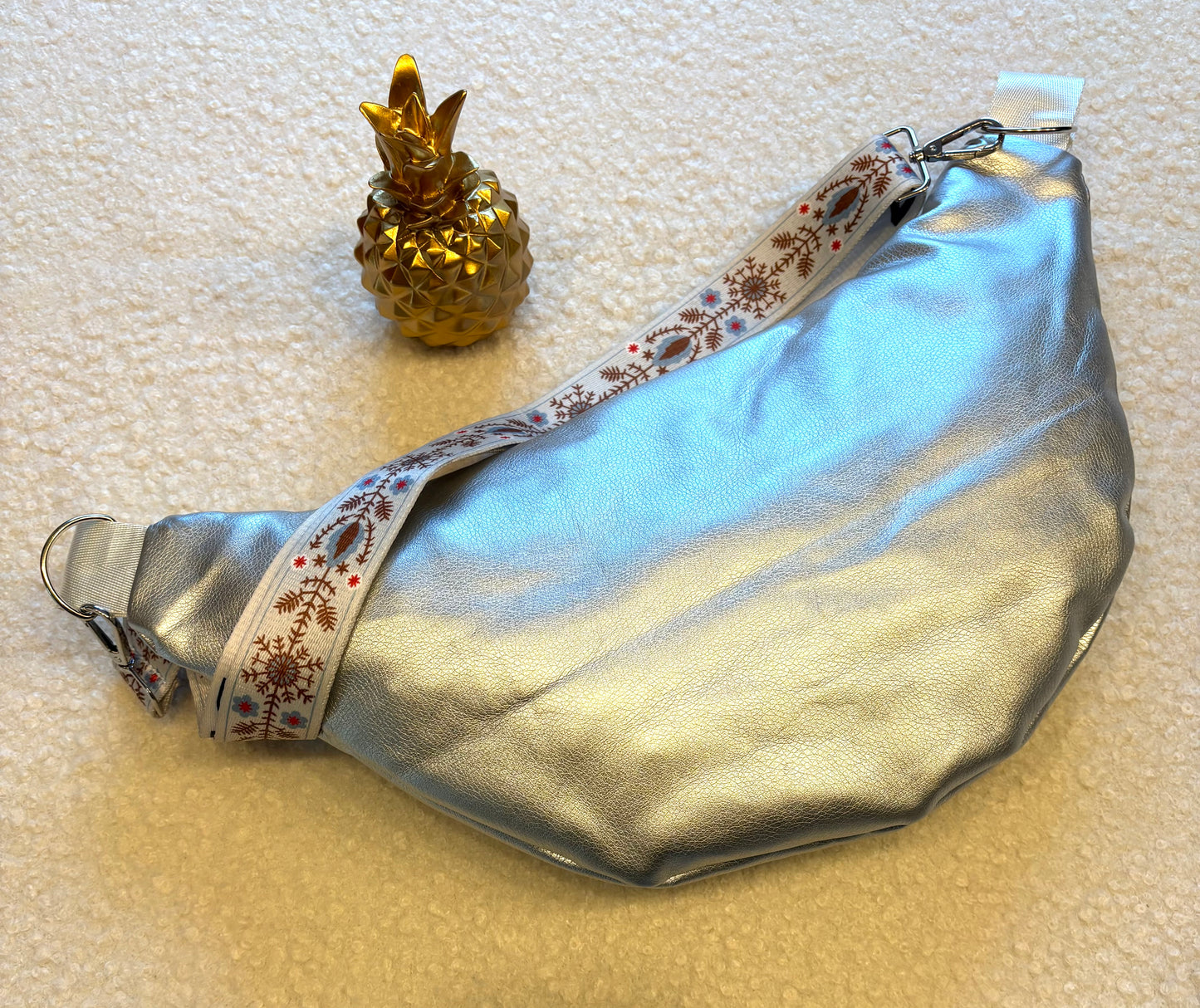Sac banane XXL simili cuir argenté sangle fleurie blanche