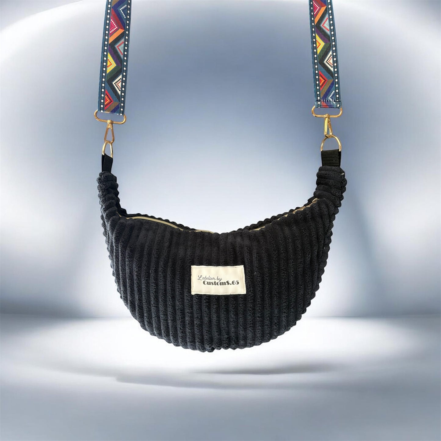 Sac demi-lune bleu marine sangle géométrique