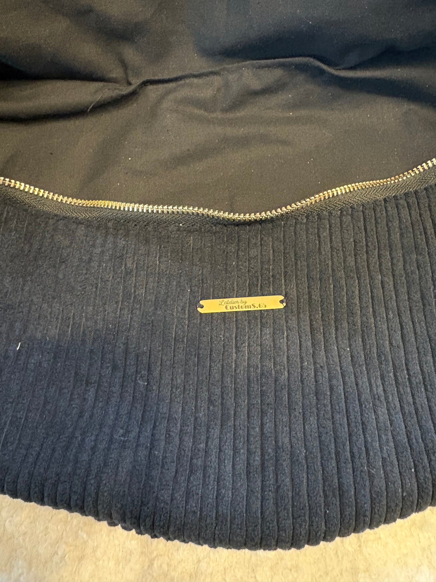 Sac banane XXL velour côtelé noir capot doré sangle zébrée