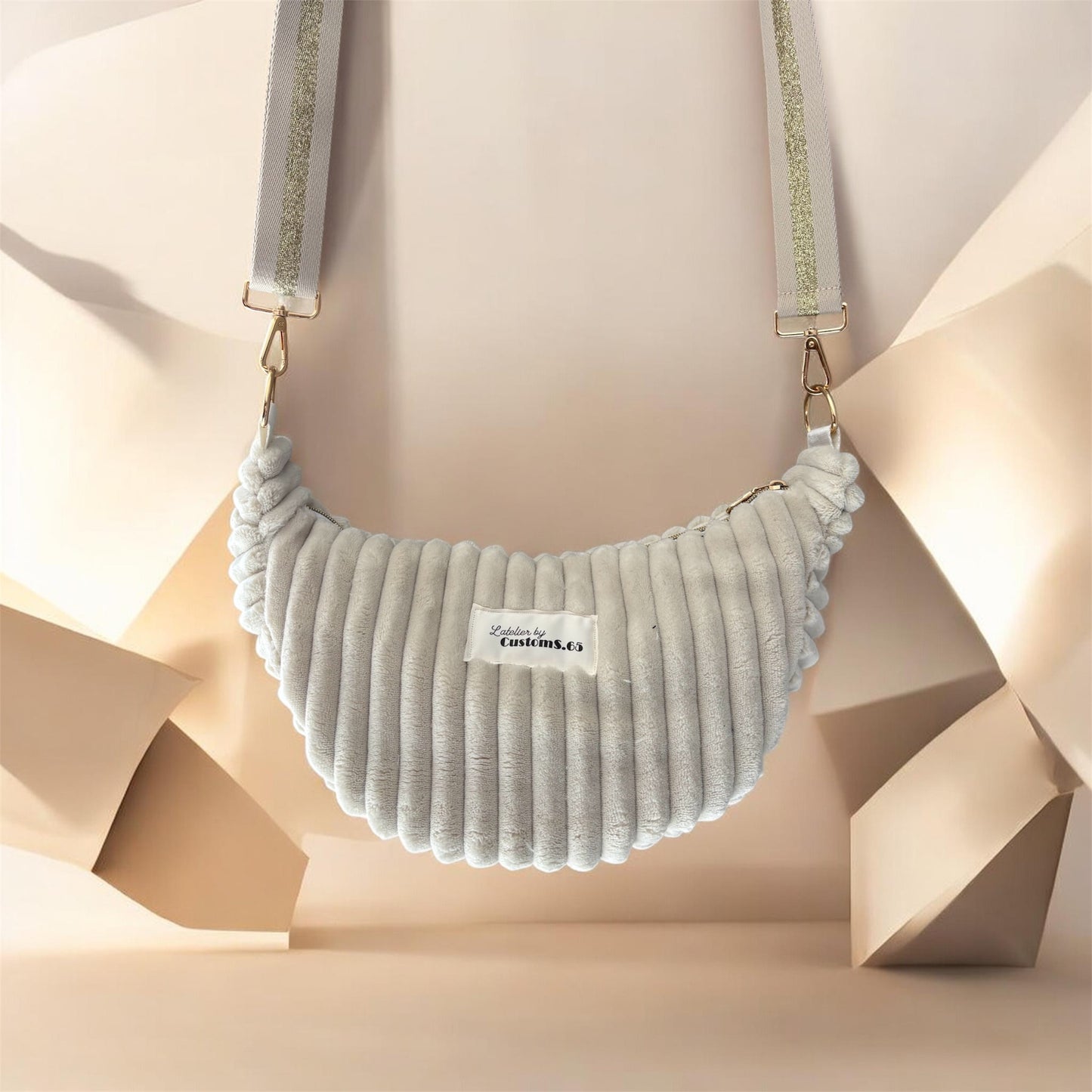 Sac demi-lune blanc cassé sangle dorée