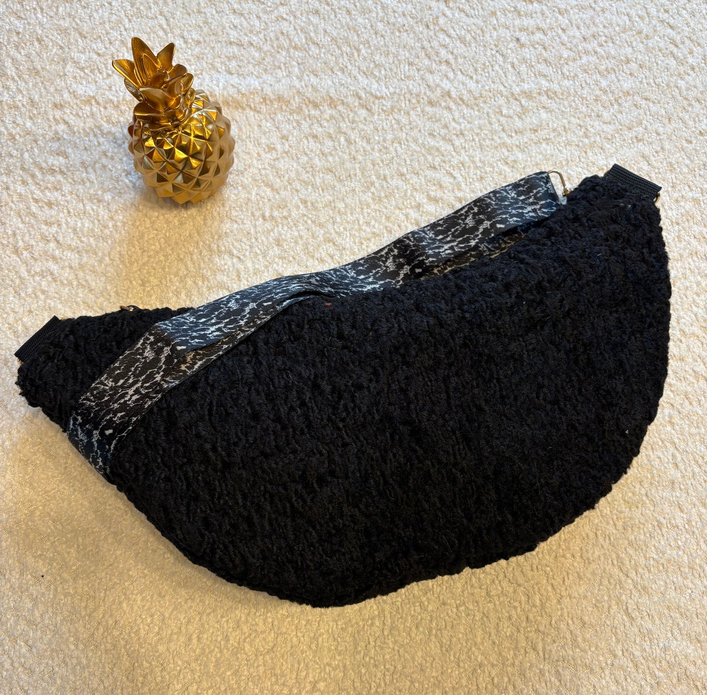 Sac banane moumoute noire sangle noire et blanche