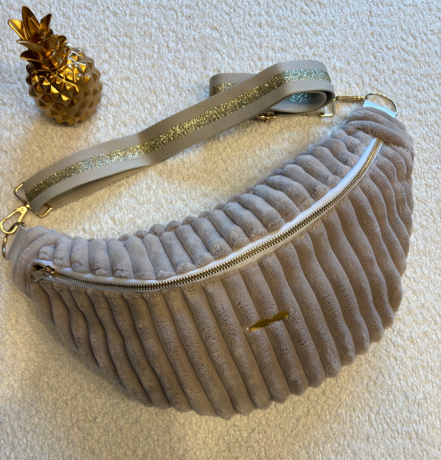 Sac banane XXL velour côtelé (trés large côte) beige sangle beige/dorée