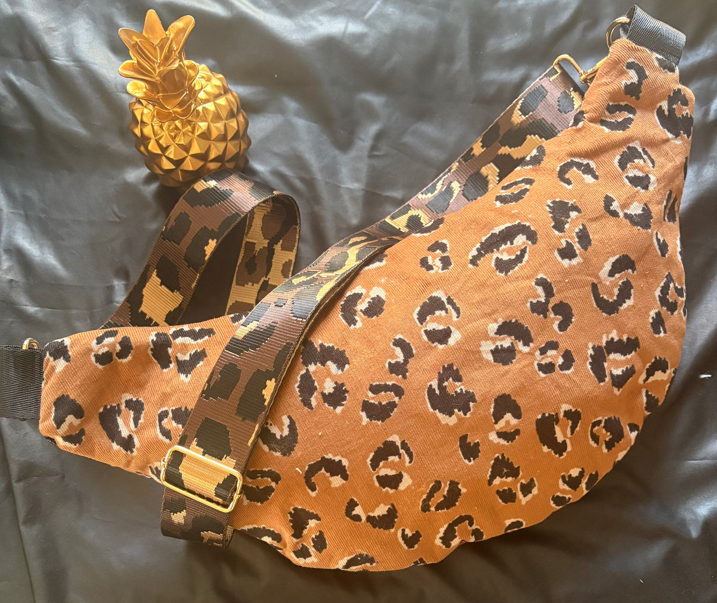 Sac banane XXL velour côtelé léopard capot noir pailleté sangle léopard